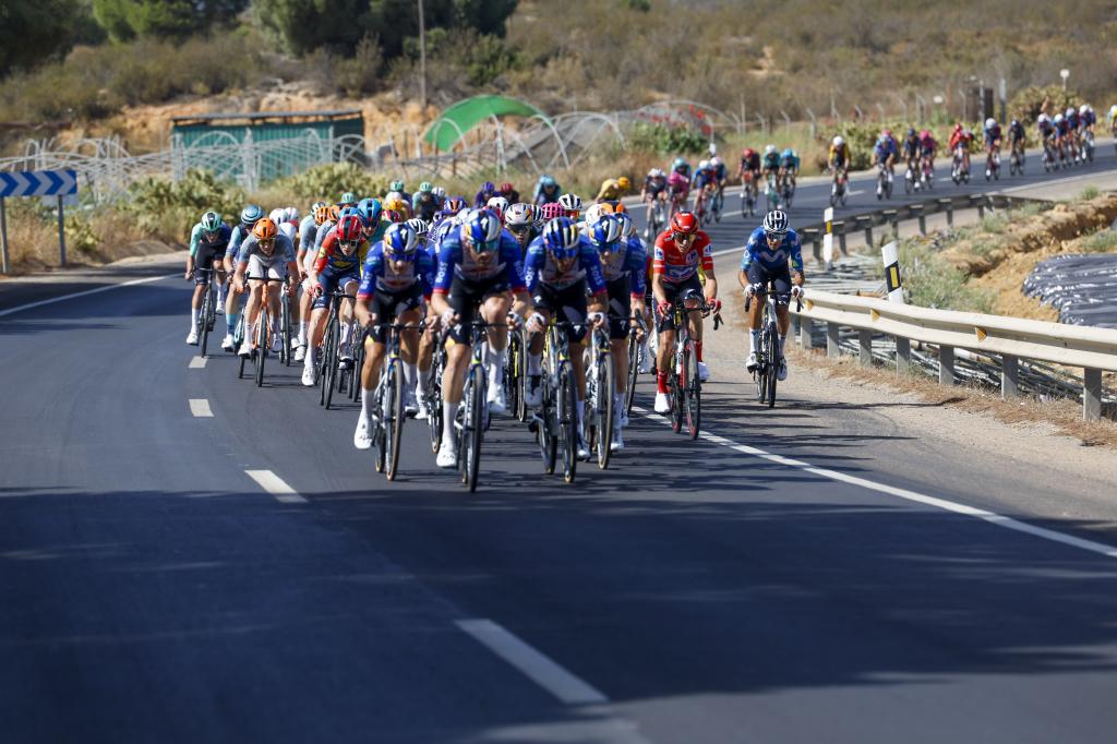 El pelotón de ciclistas en acción durante la 16 etapa de LaVuelta.