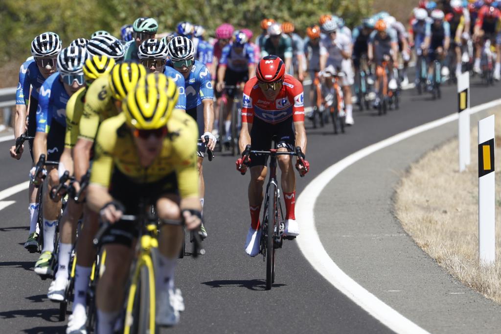 El líder de la clasificación general, el español Enric Mas (c), del equipo Movistar, junto al pelotón durante la 16.ª etapa de LaVuelta.