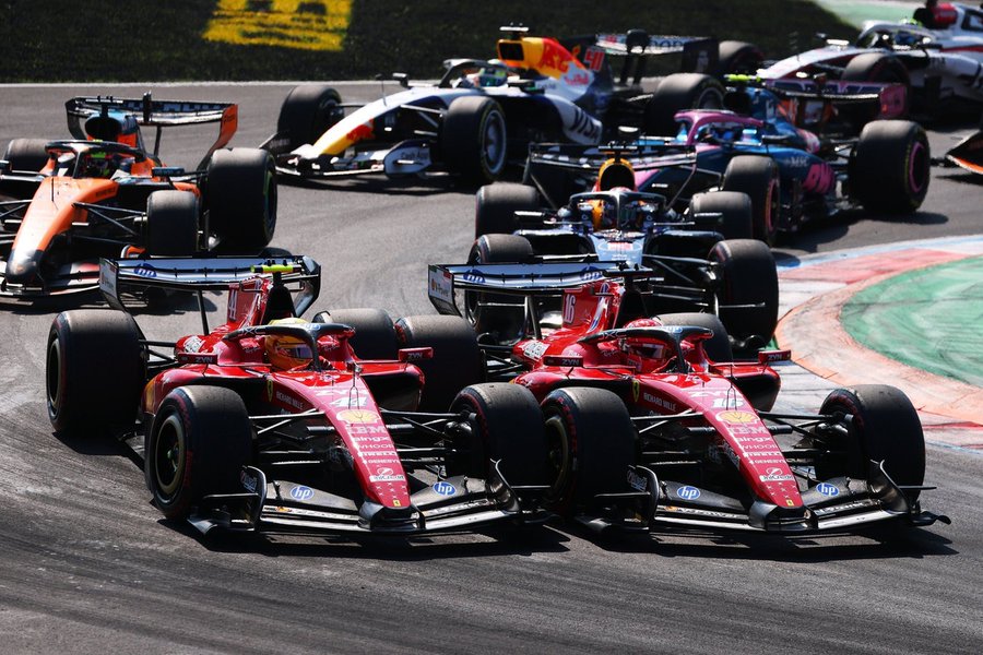 Leclerc y Hamilton, en la curva 2 de Monza. F1.com