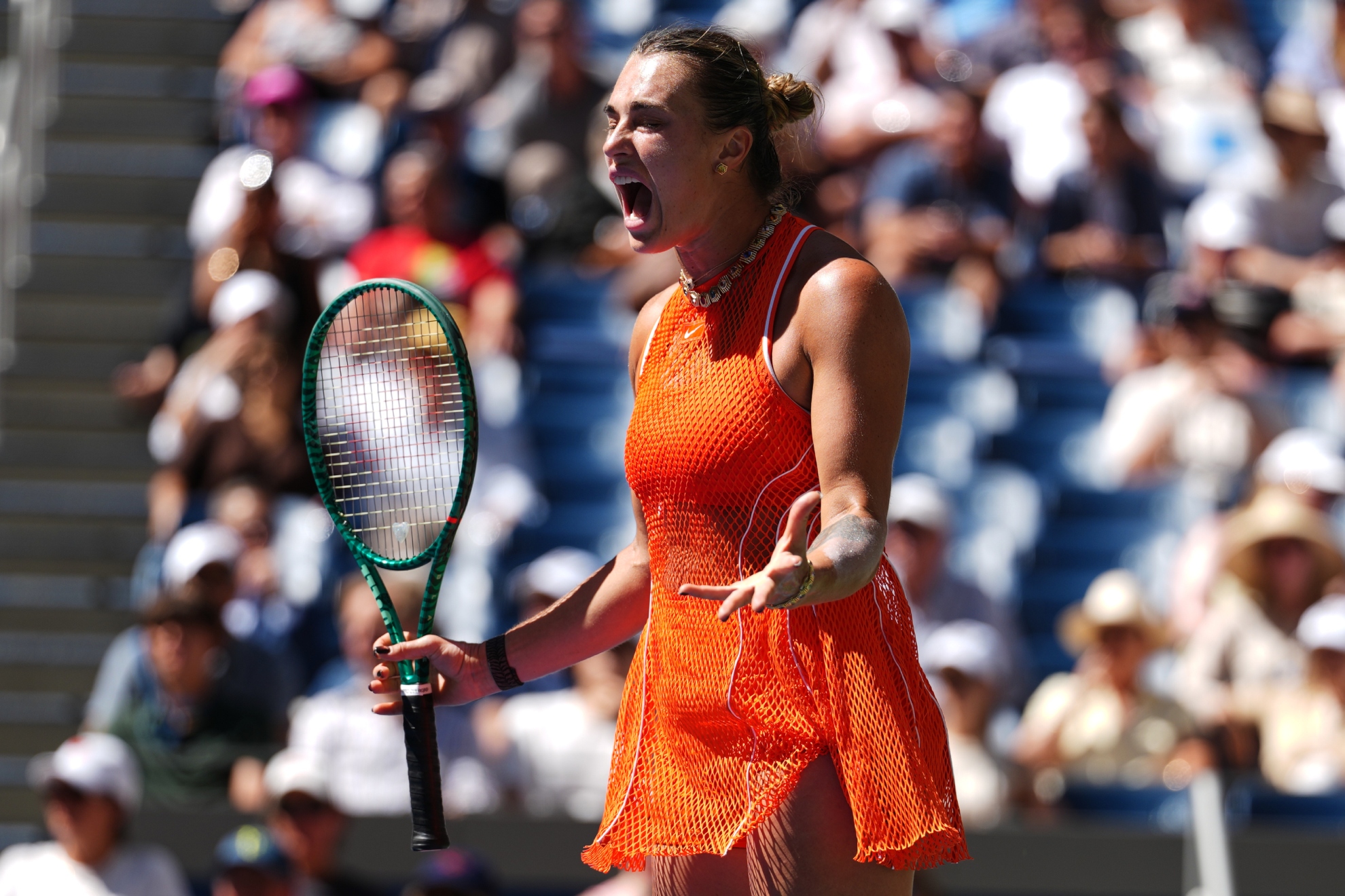 Sabalenka protesta a su banquillo.
