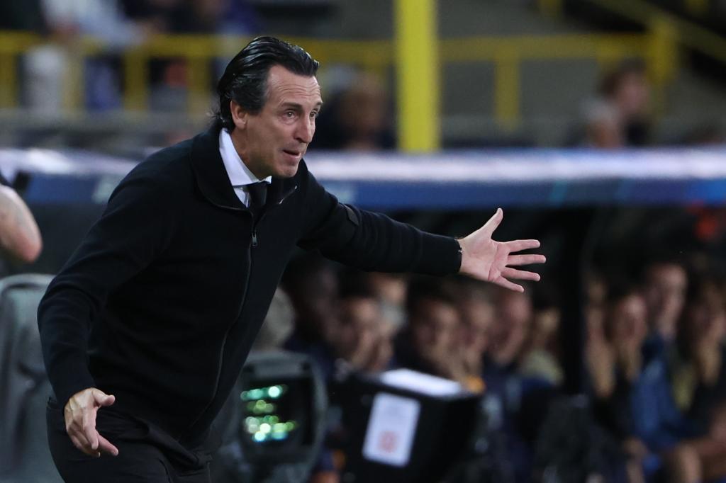 Unai Emery da indicaciones durante el partido ante el Brujas