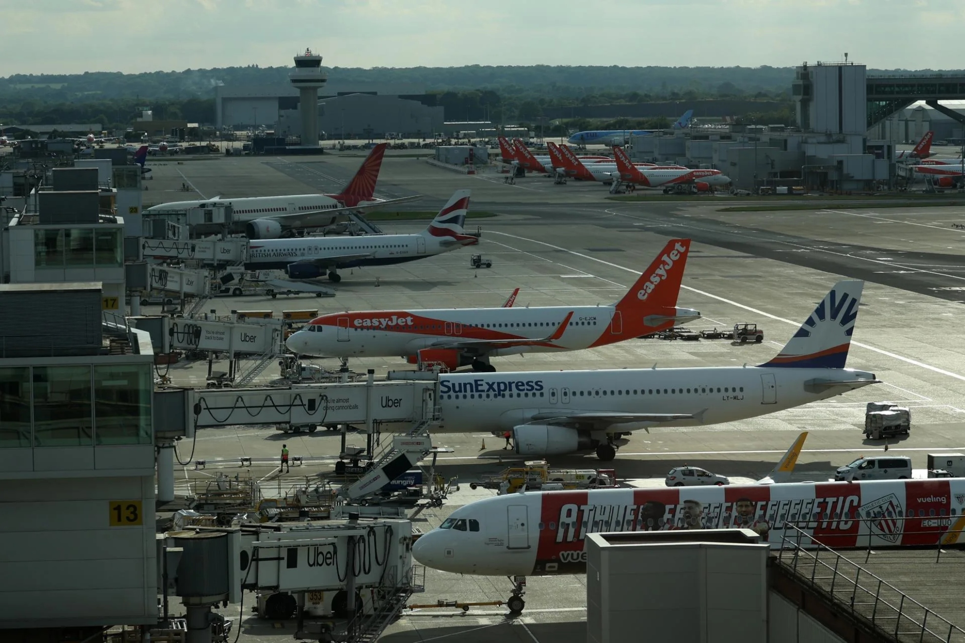 Imagen de recurso de varios aviones en el aeropuerto de Gatwicken (Londres). EFE