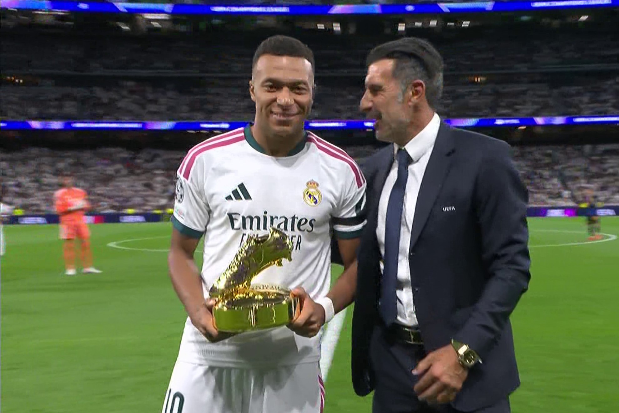 Mbappé y Figo posan con el trofeo del francés MARCA