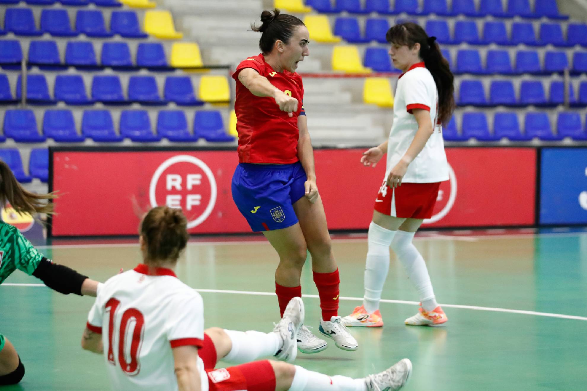 Vane Sotelo celebra el primer tanto que marcó a Polonia RFEF