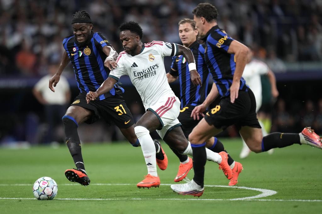 Vinicius rodeado de jugadores del Inter