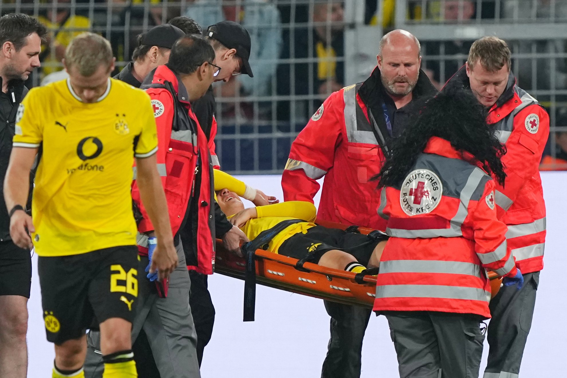 Konstantinos Karetsas es trasladado en camilla fuera del terreno de juego en el partido Dortmund - Villarreal. LA PRESSE