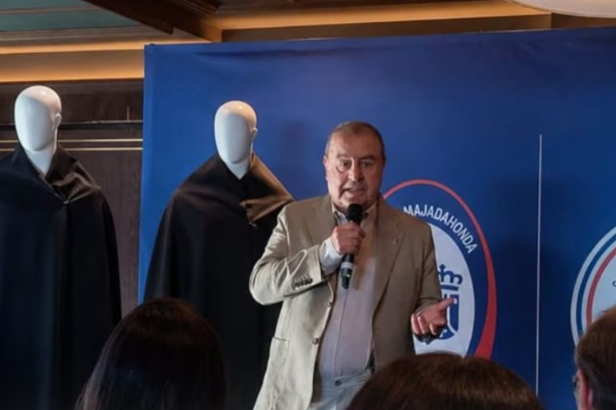 Enrique Vedia, en el acto de presentación de camisetas con motivo del 50 aniversario. JULIA DEL MAR CORTEZON
