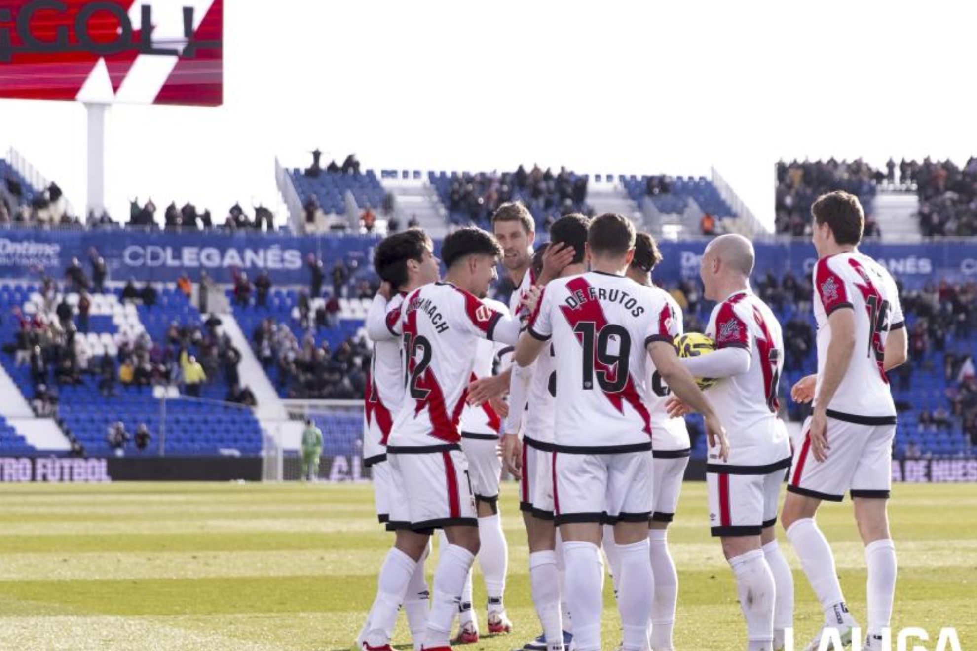 Los jugadores del Rayo celebran un gol sobre el verde de Butarque. LALIGA