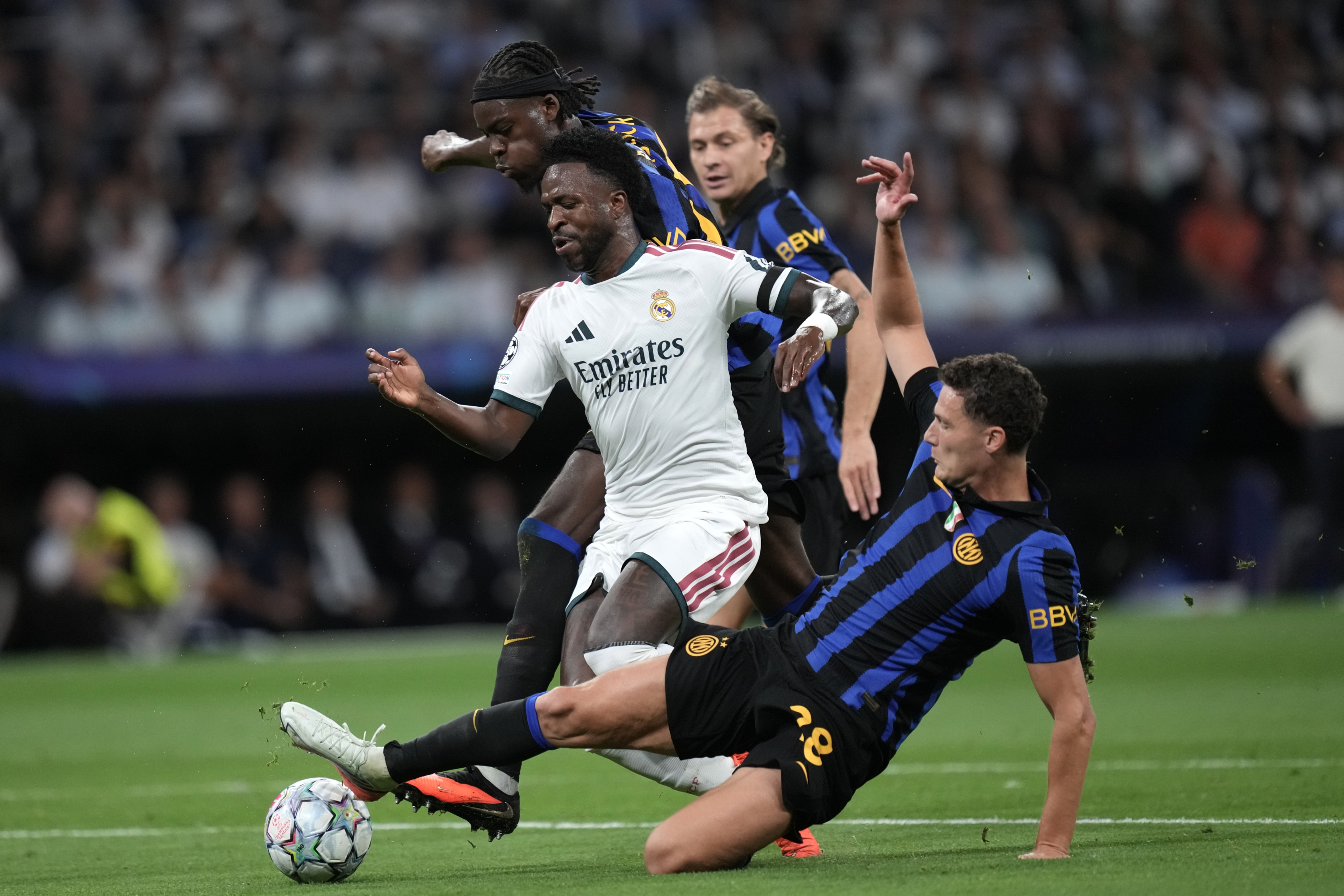 Vinicius, rodeado de tres rivales en el Madrid-Inter de Champions Bernat Armangue
