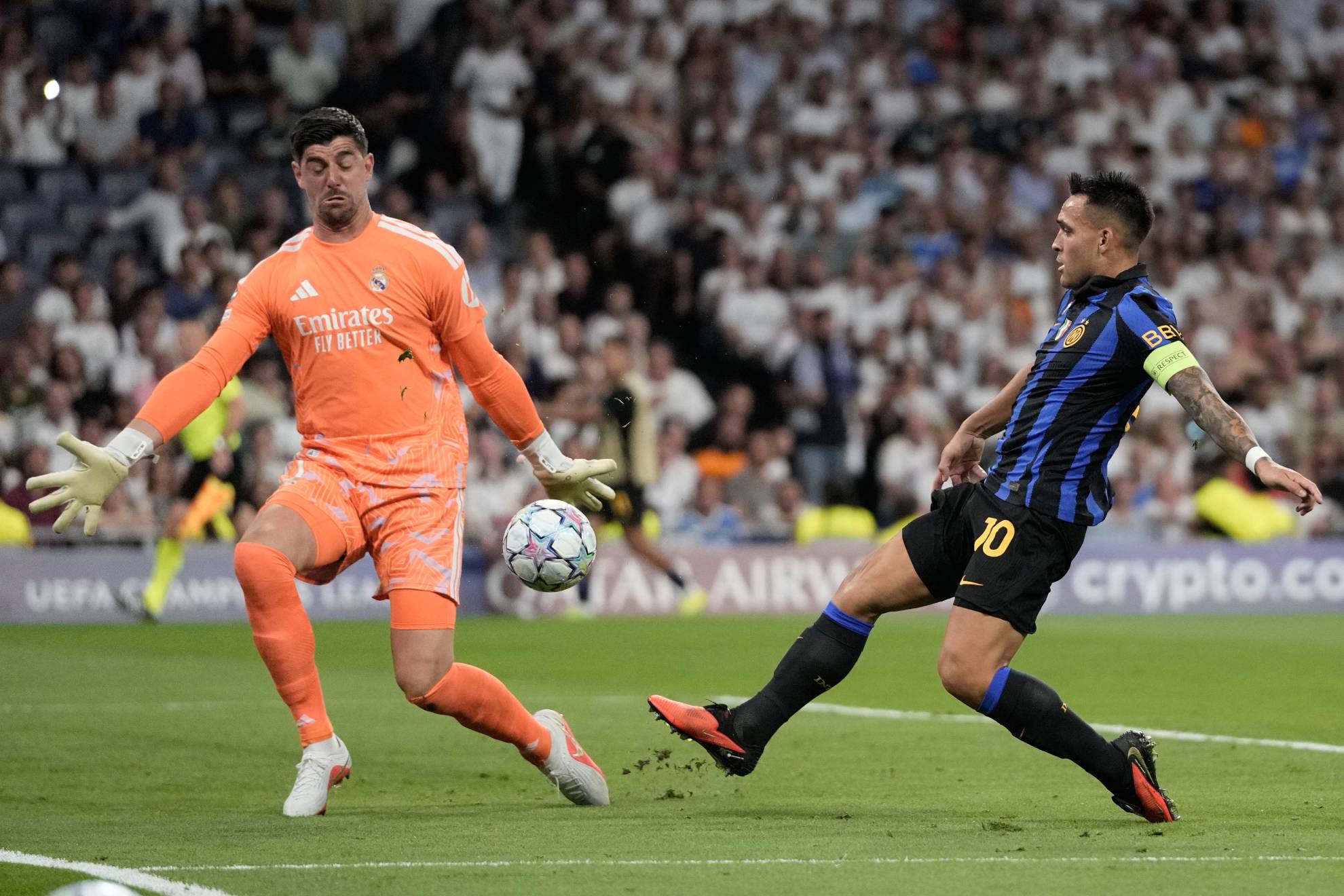 Courtois acude a taponar el remate de Lautaro Martínez en el Bernabéu.