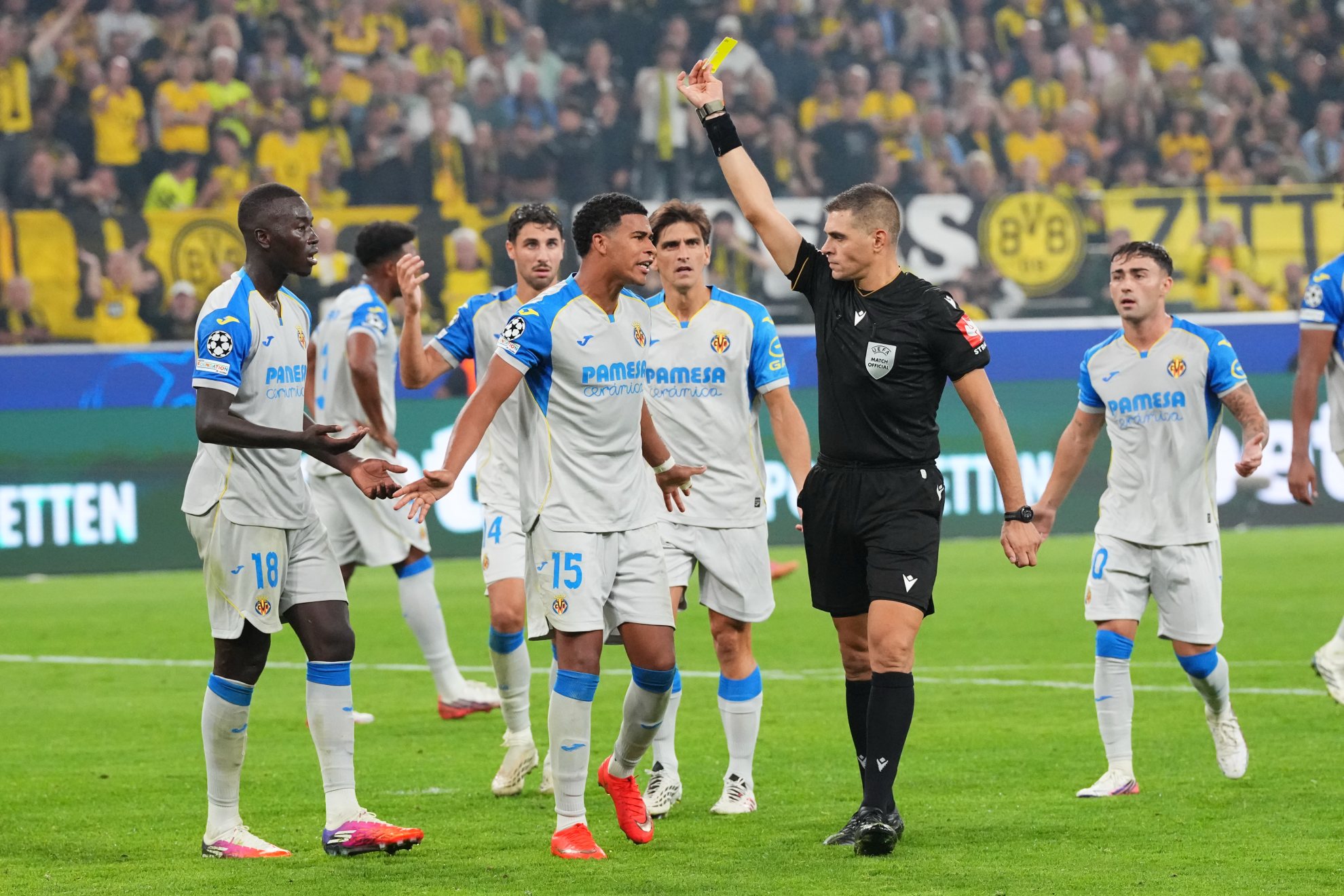 Simone Sozza muestra la tarjeta amarilla a Mouriño tras señalar penalti. LA PRESSE
