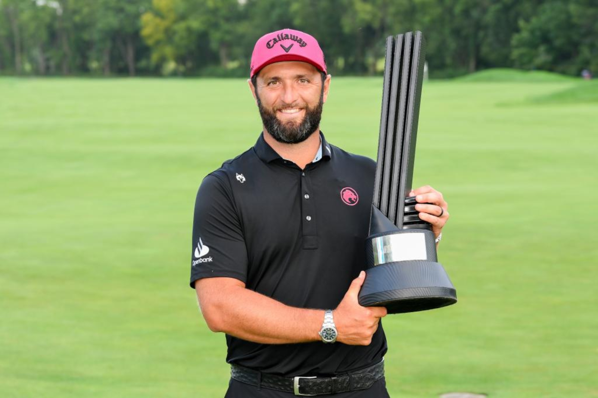 Jon Rahm, con el trofeo de campeón del circuito. Montana Pritchard/LIV Golf via AP