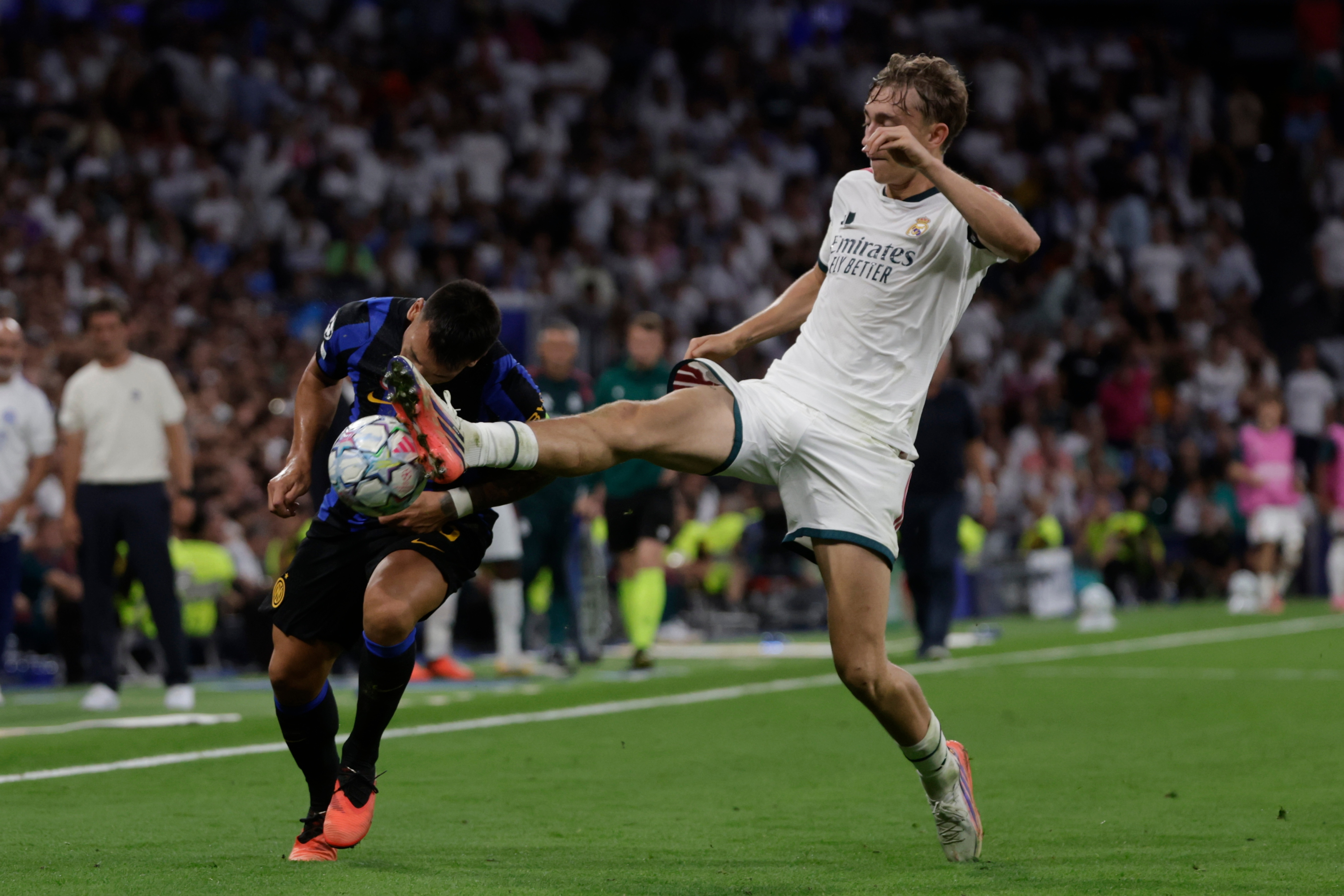 Huijsen, ante Lautaro en el Madrid-Inter de Champions JUANJO MARTIN