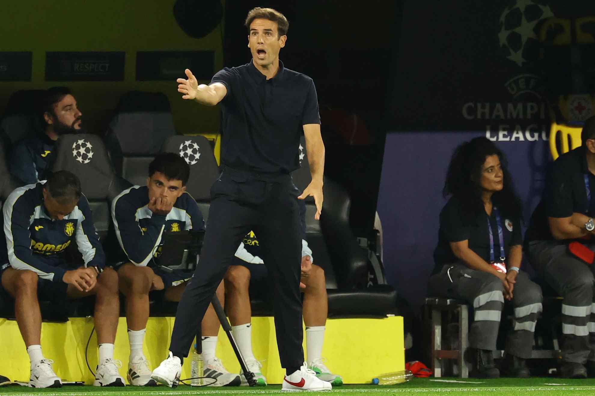 Iñigo Pérez da instrucciones desde la banda. EFE