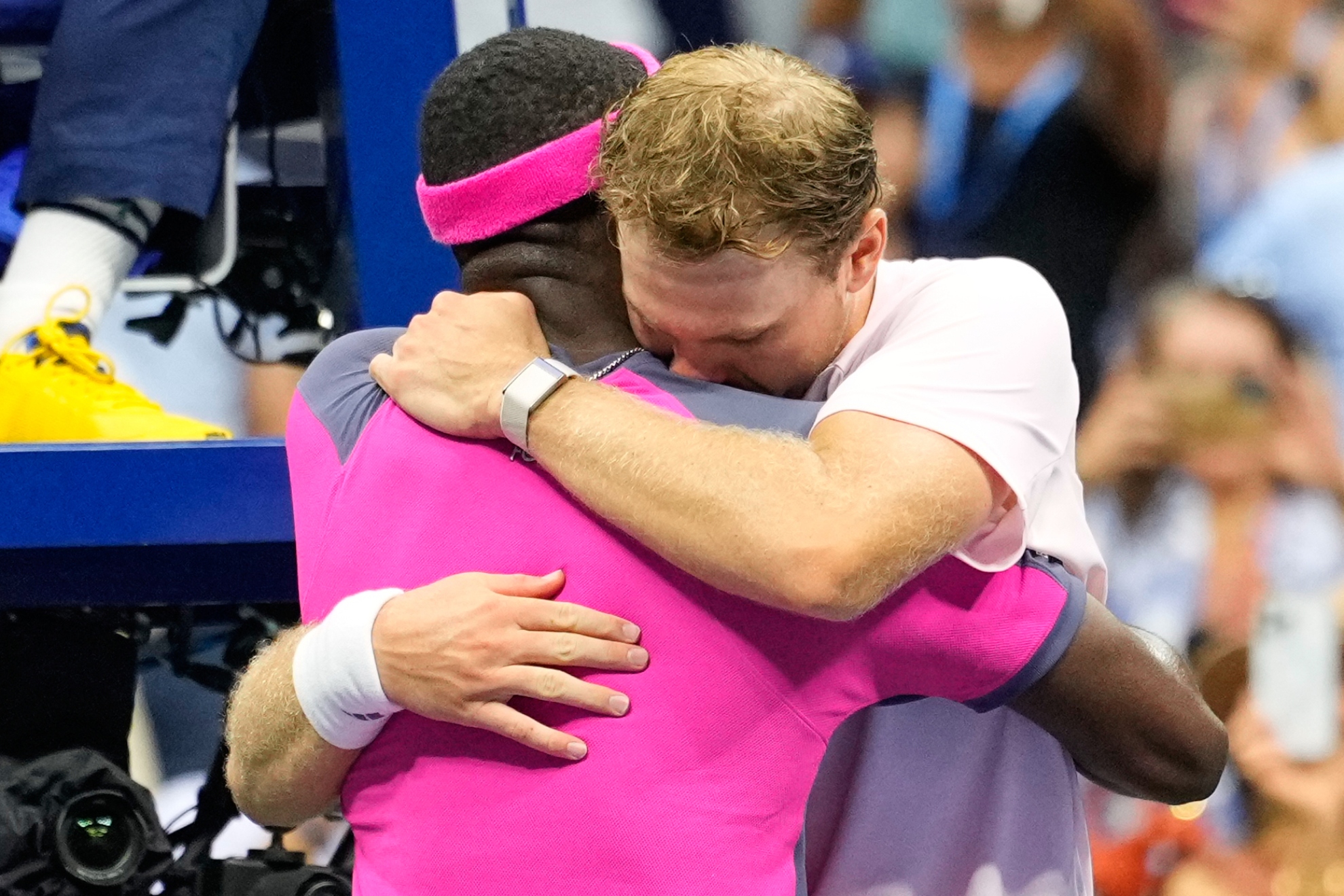 Tiafoe se abraza a Michelsen.