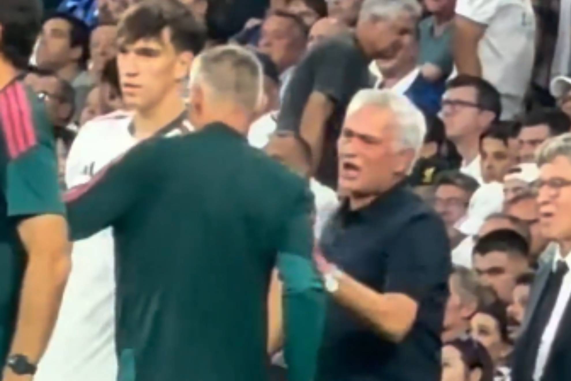 Tensión y "cabreo" en el Bernabéu: saltaron chispas entre Mourinho y su asistente Movistar +