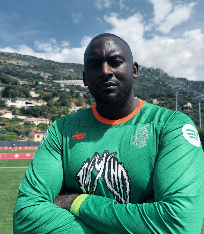 George Desmond Kamurasi, portero de novena división que probó Guardiola en el Barcelona, se convierte en Rey en Uganda