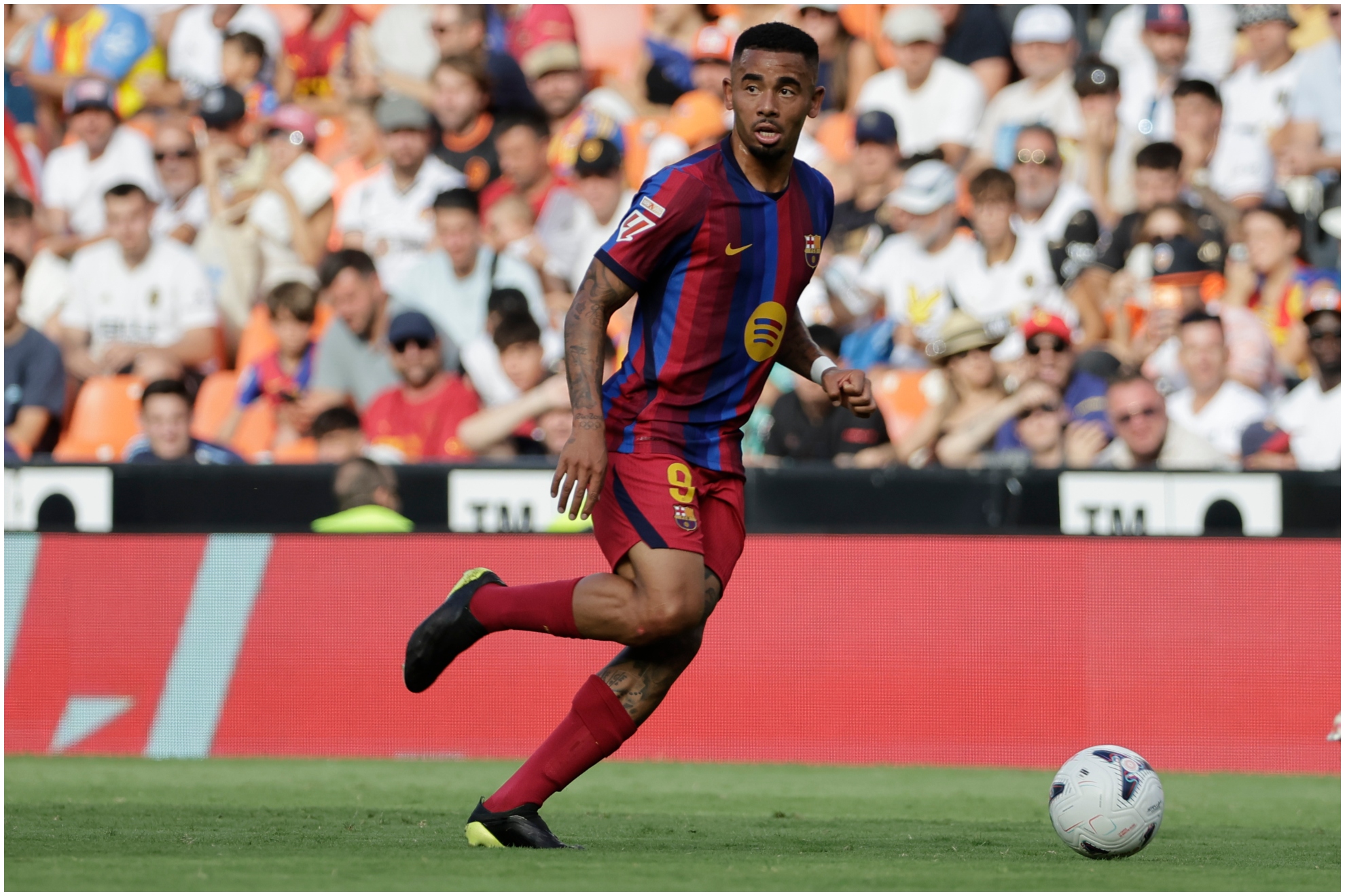 Gabriel Jesus en su estreno liguero ante el Valencia. J.M. FERNÁNDEZ