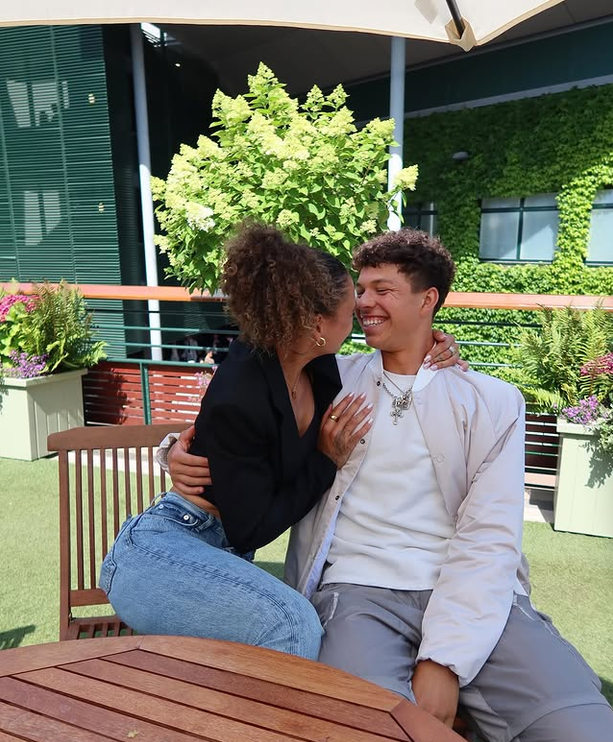 Trinity Rodman, la futbolista mejor pagada del mundo, apoya a su novio Ben Shelton durante el US Open Trinity Rodman, la futbolista mejor pagada del mundo e hija de Dennis Rodman, es la novia del tenista Ben Shelton. La delantera ha apoyado al tenista estadounidense durante su victoria contra Carlos Alcaraz y le ha acompañado durante todo el US Open. @trinity_rodman Actualizado: 09/09/2026 10:21 horas