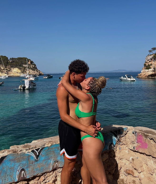 Trinity Rodman, la futbolista mejor pagada del mundo e hija de Dennis Rodman, es la novia del tenista Ben Shelton. La delantera ha apoyado al tenista estadounidense durante su victoria contra Carlos Alcaraz y le ha acompañado durante todo el US Open.