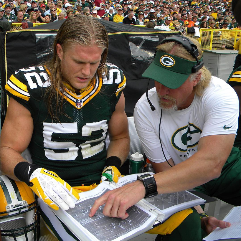 El antes y 'después' de Clay Matthews, estrella de la NFL... por culpa de la IA: "Soy Gigaclay" Clay Matthews es un exjugador de la NFL que destacó como uno de los linebackers defensivos más temidos y dominantes de su generación. El ganador de la Super Bowl XLV se ha convertido en tendencia global por unas fotografías virales hiperrealistas creadas con IA (Inteligencia Artificial) publicadas por TMZ que simulaban un cambio extremo en su rostro. Clay Matthews se ha reído de esa broma llamándose a sí mismo 'Gigaclay'. @claymatthews52 Actualizado: 09/09/2026 10:58 horas