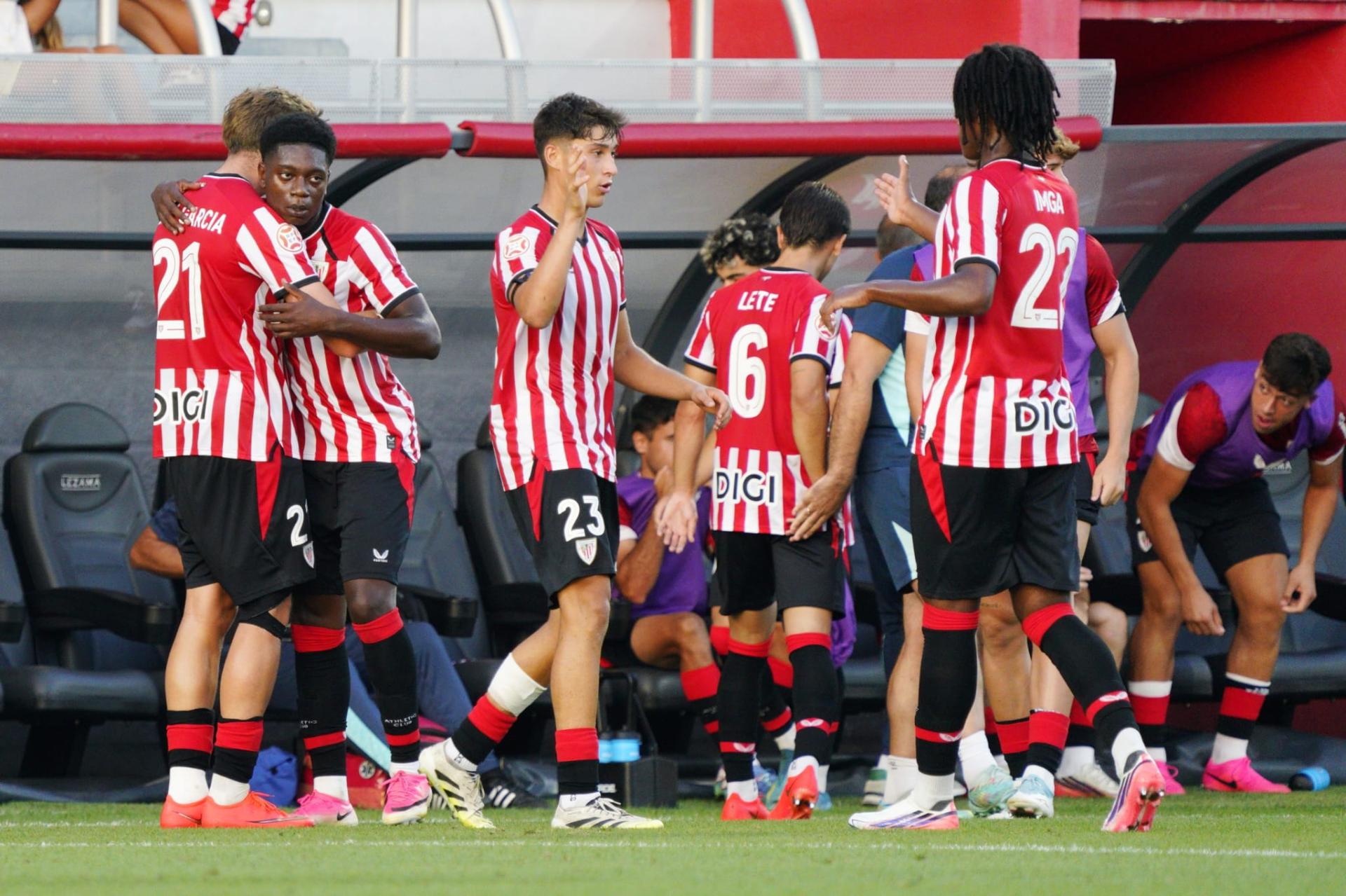Oyono, a la izquierda, celebra la victoria con Beñat García. Athletic Club