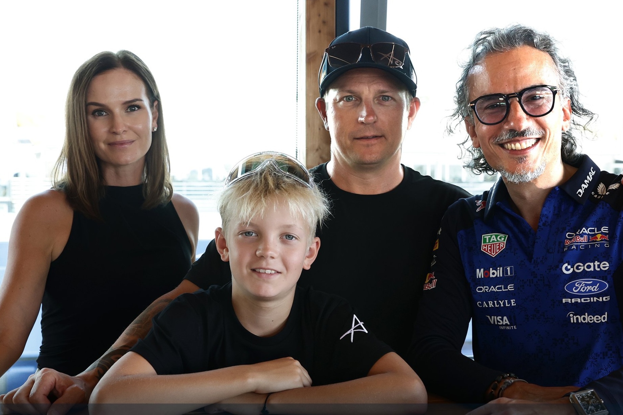 Robin Raikkonen, con su madre, Kimi y Laurent Mekies, de Red Bull. RED BULL