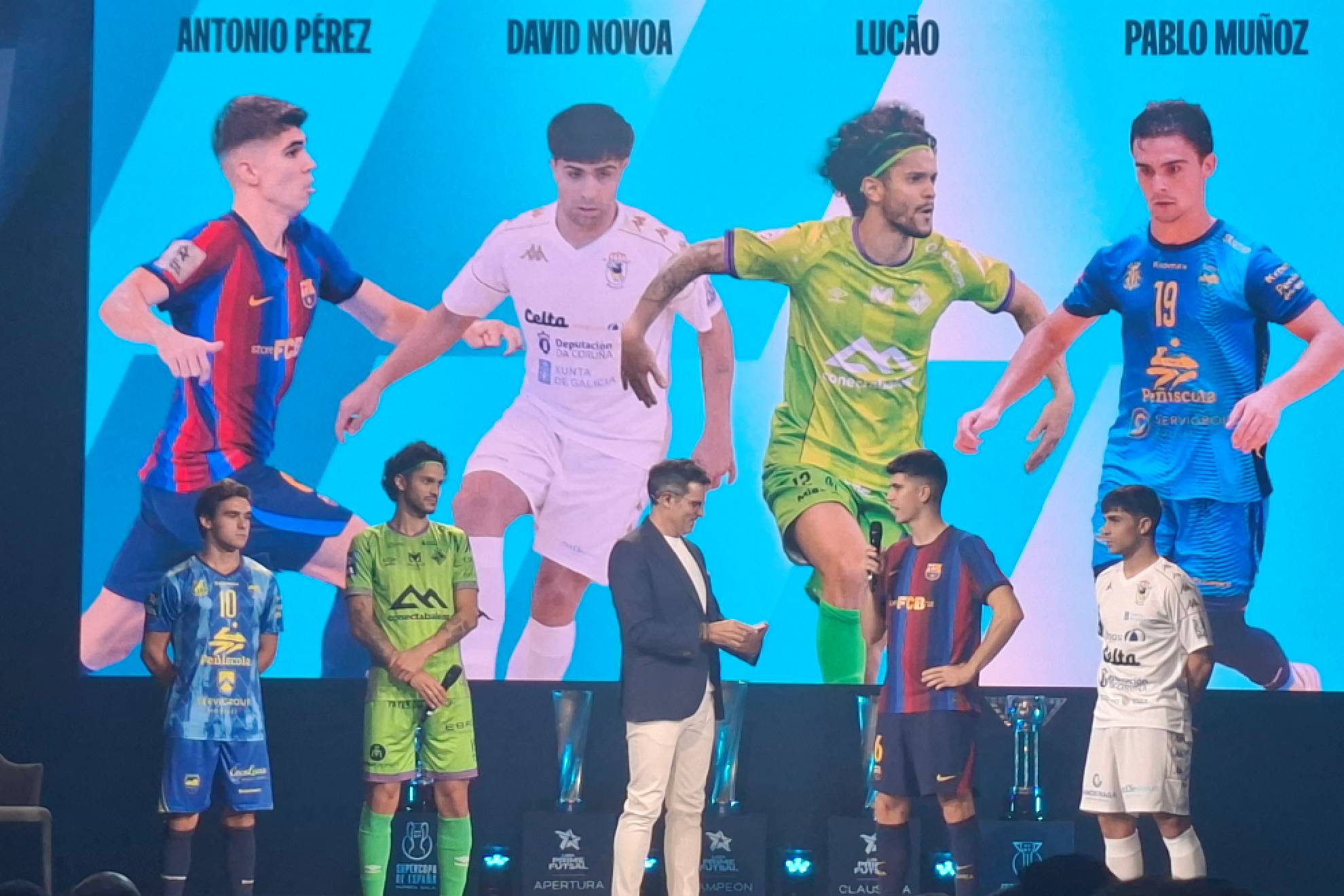 Antonio Pérez, David Novoa, Lucao y Pablo Muñoz, junto a Luis Larrodera en el estrado de la Ciudad del Fútbol de Las Rozas JAG