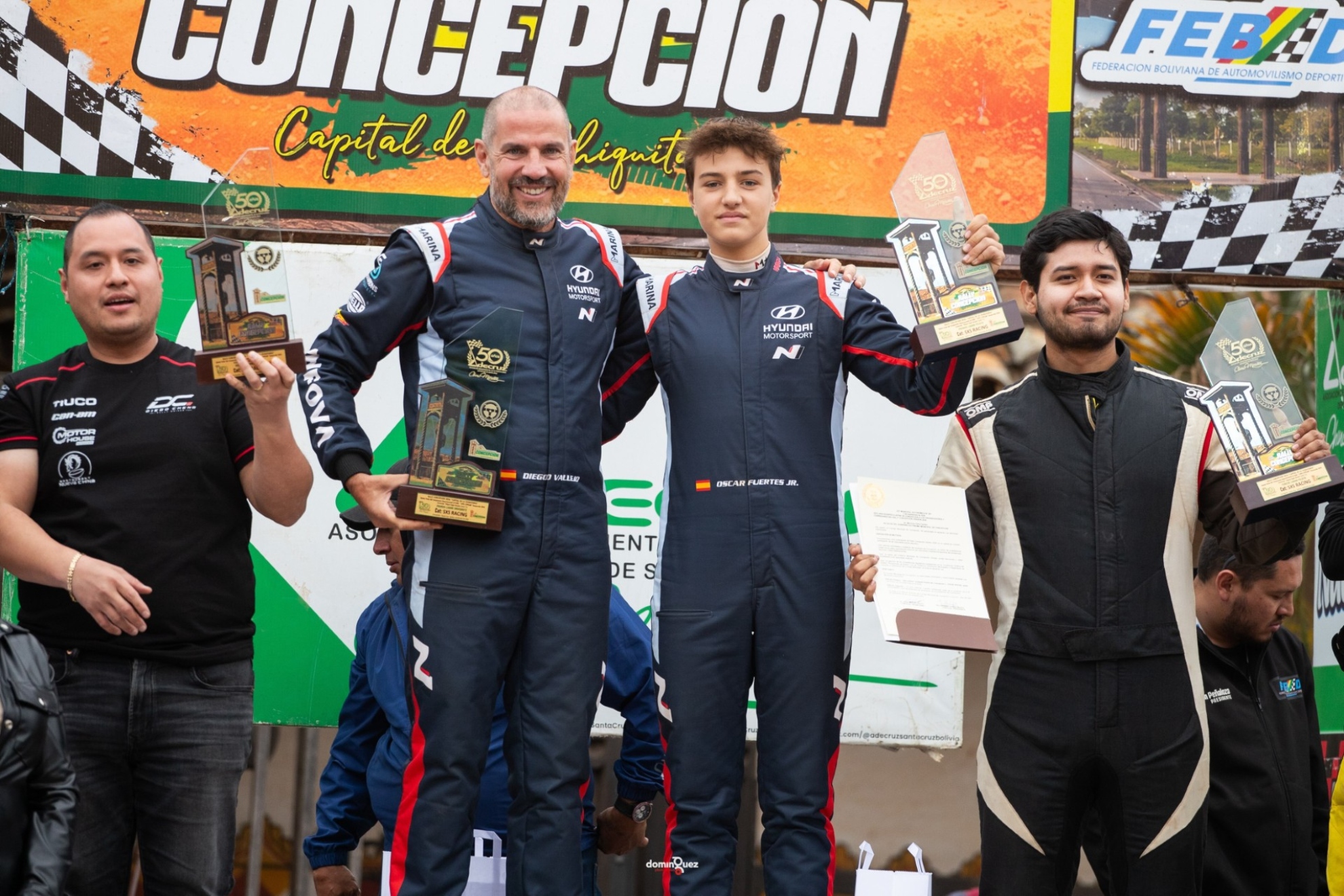 Óscar y su copiloto, Diego Vallejo, en el podio con los colores de Hyundai España HYUNDAI