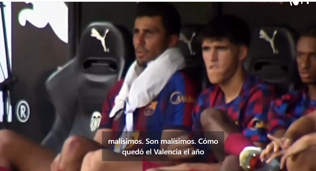 Rodri habla con Cubarsí mirando al frente en el banquillo visitante de Mestalla.