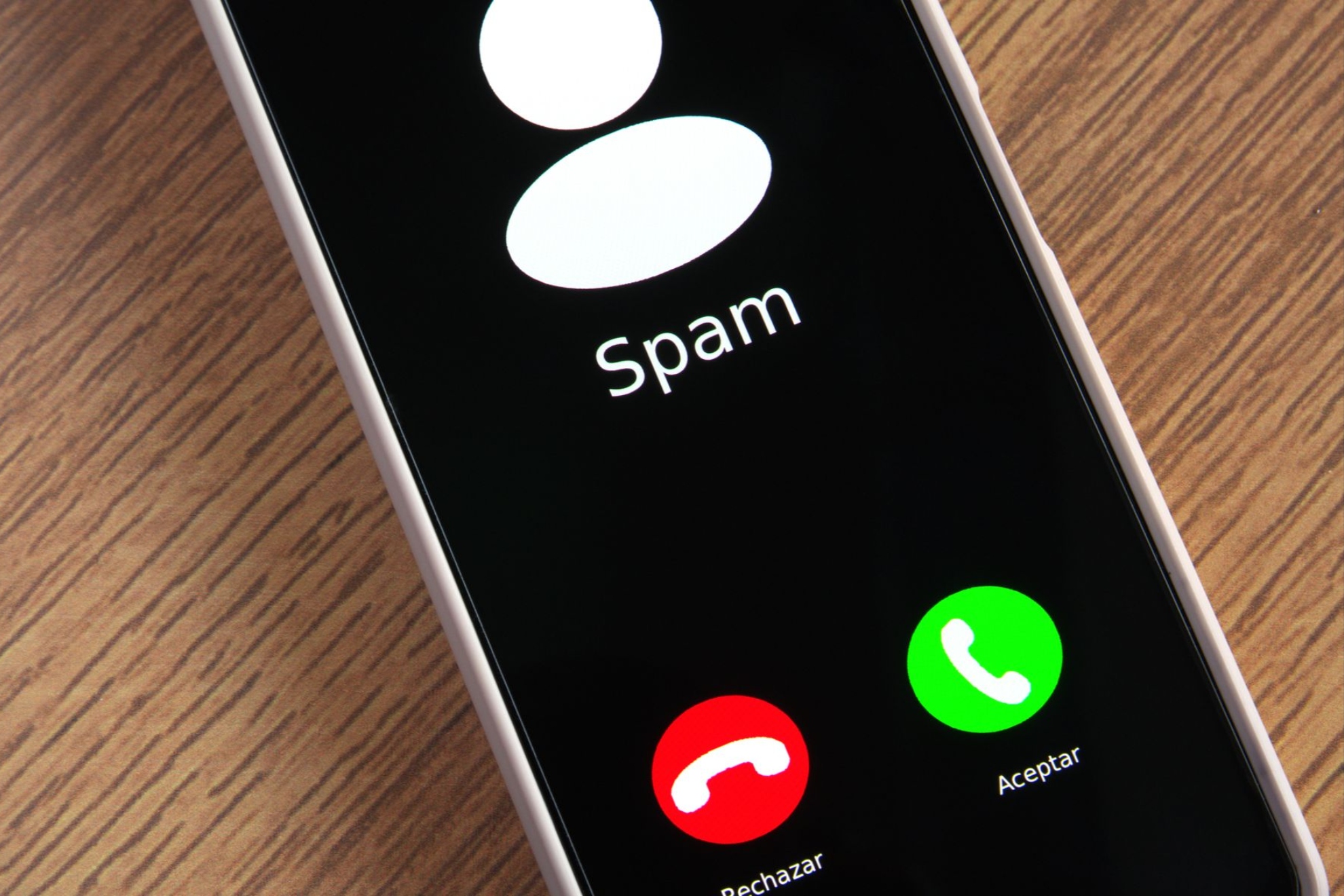 Las llamadas spam que al contestar, cuelgan: por qué.