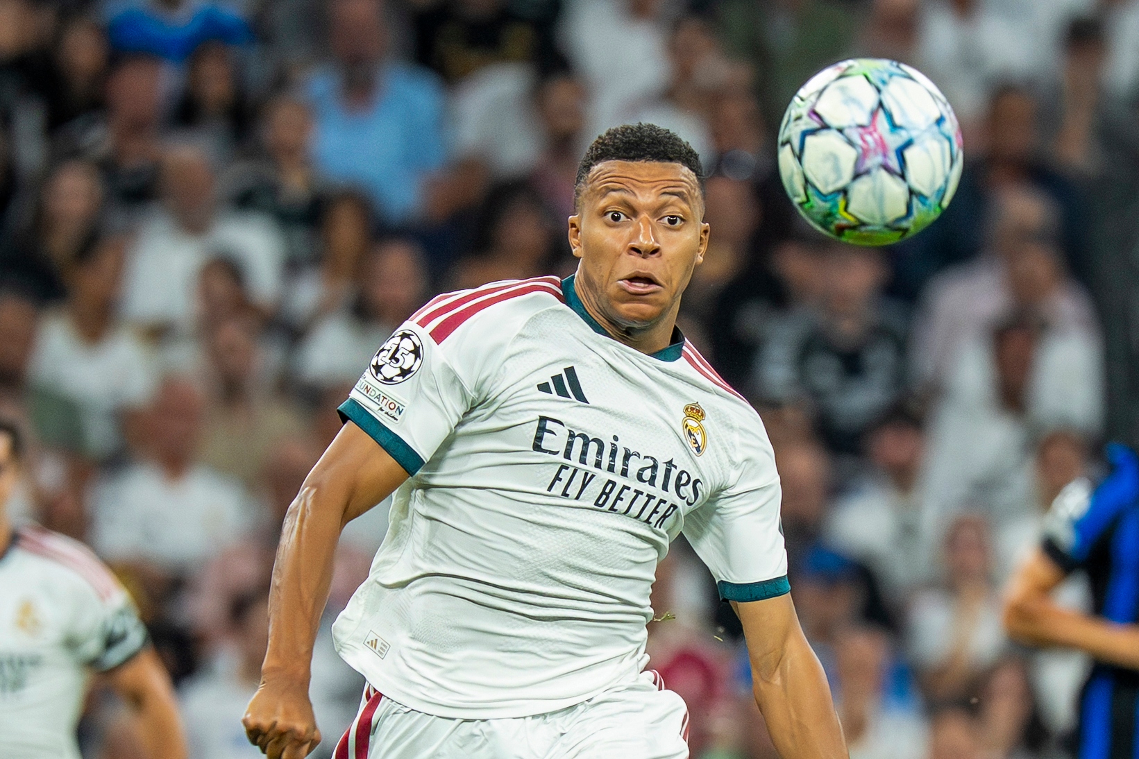 Mbappé persigue un balón en el Madrid-Inter de Champions en el Bernabéu Pablo Moreno