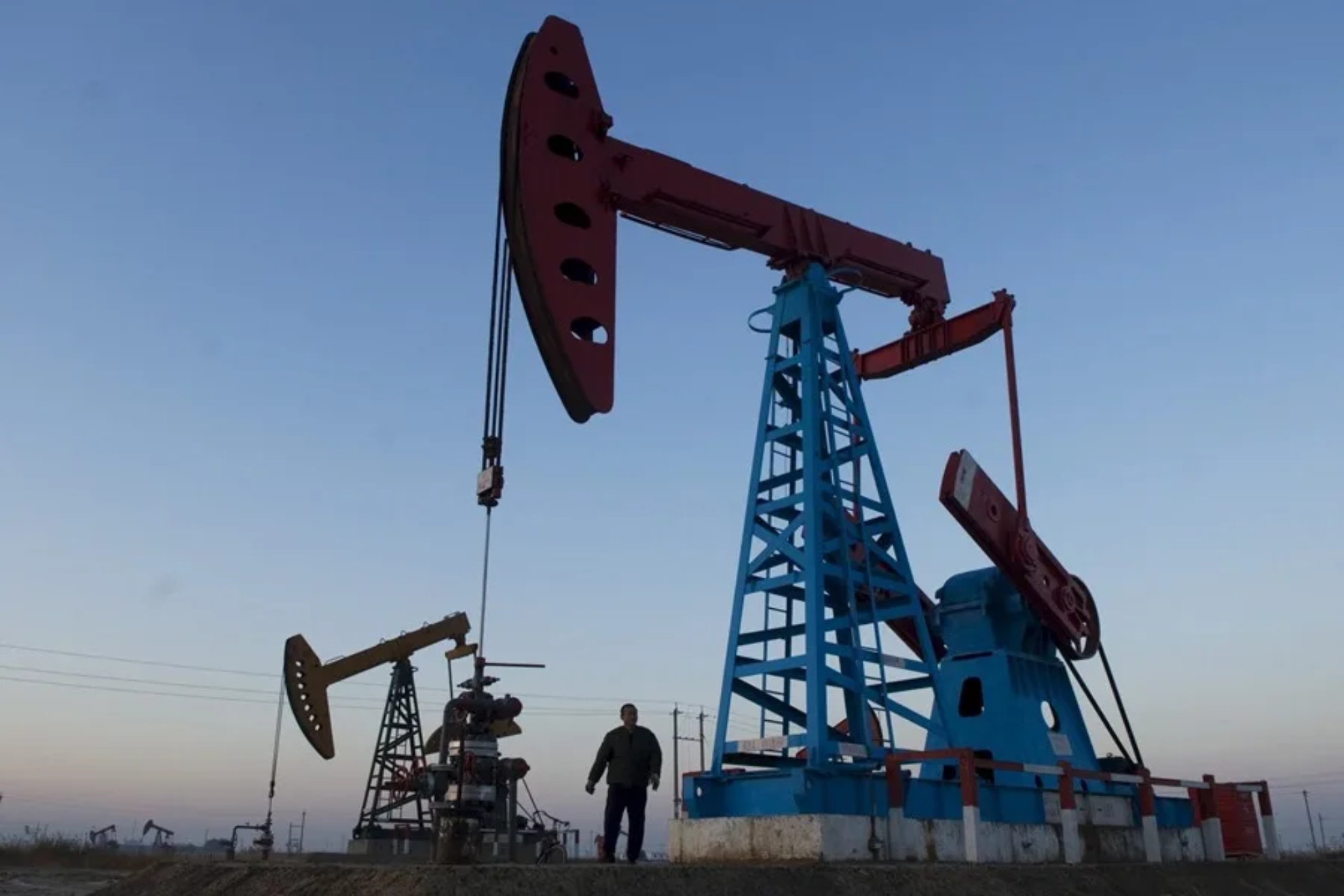 El precio del petróleo se encarece en un 25%. EFE