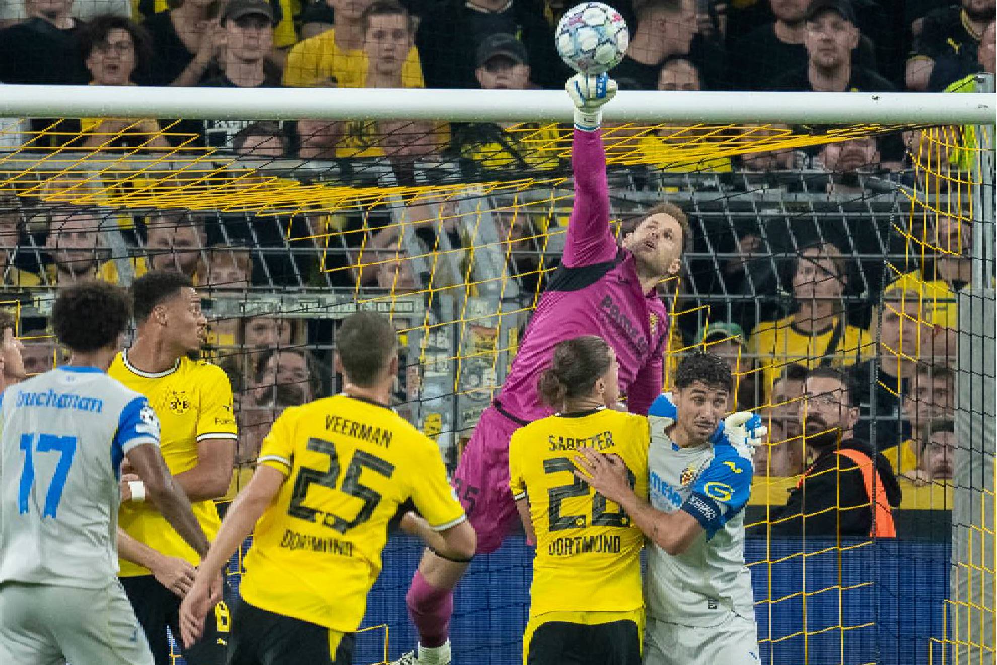 Gulacsi tuvo oportunidades de lucirse en la visita del Villarreal a Dortmund