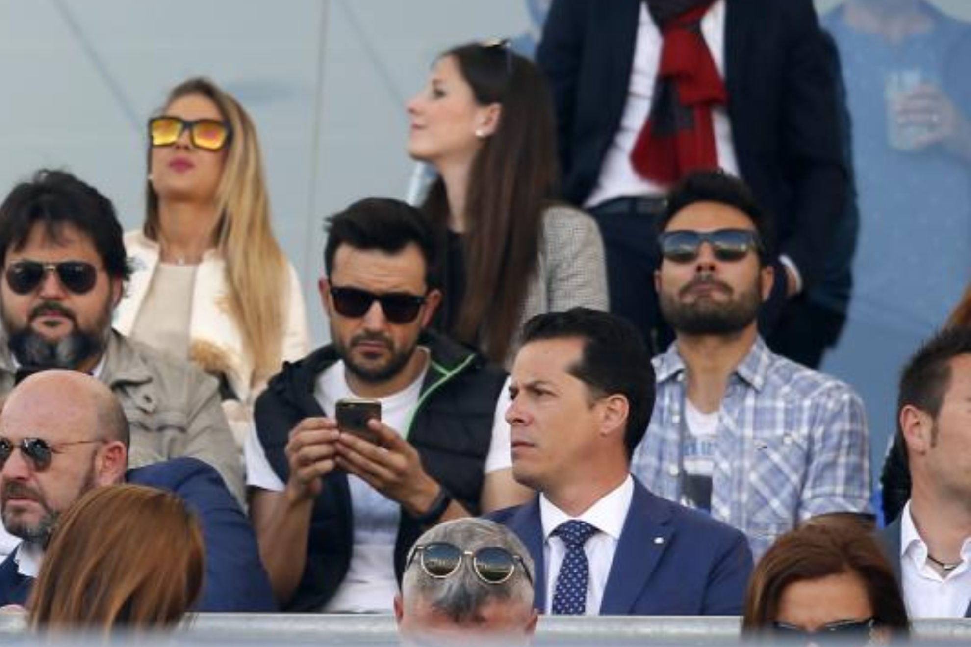 Rubén Alfaro, alcalde de Elda, en el palco del Pepico Amat, sigue con atención el partido.