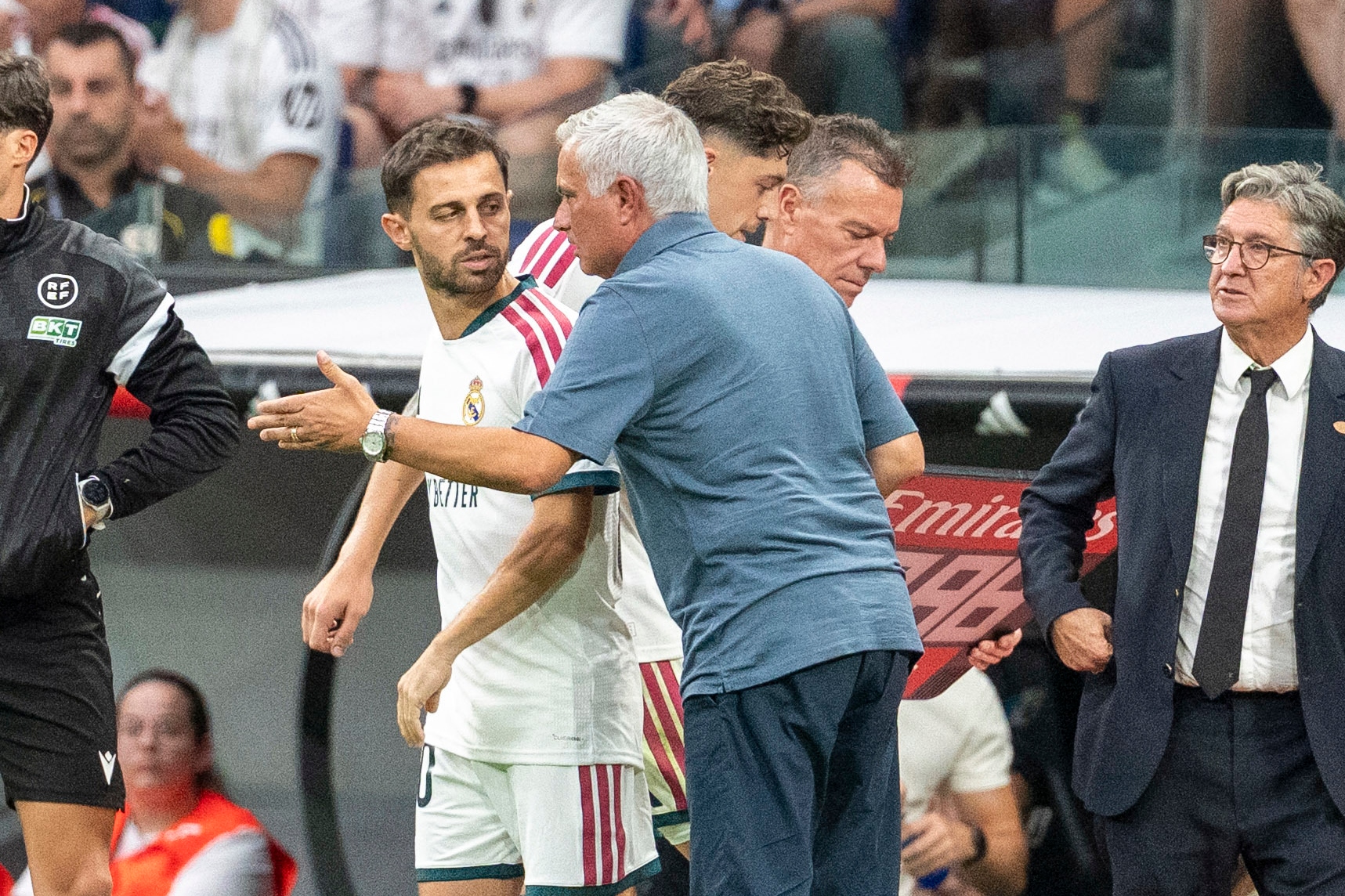 Mou da instrucciones a Bernardo en el partido de Liga entre el Real Madrid y Malaga. Pablo Moreno