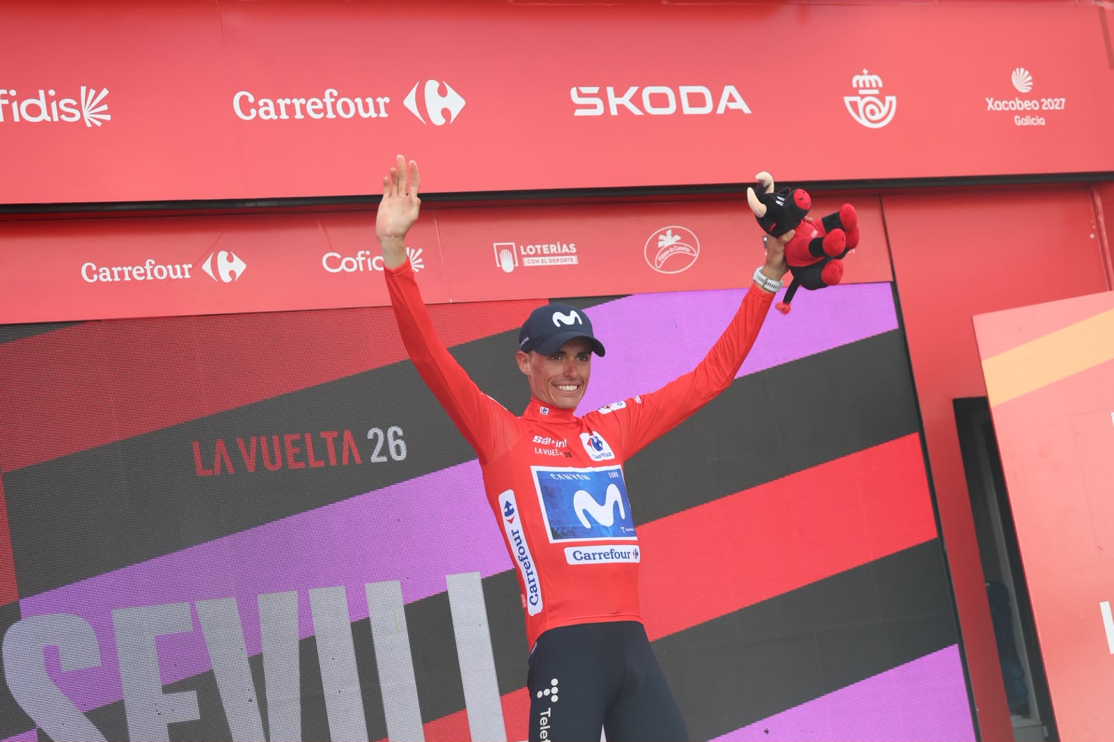 Enric Mas, en el podio de rojo.