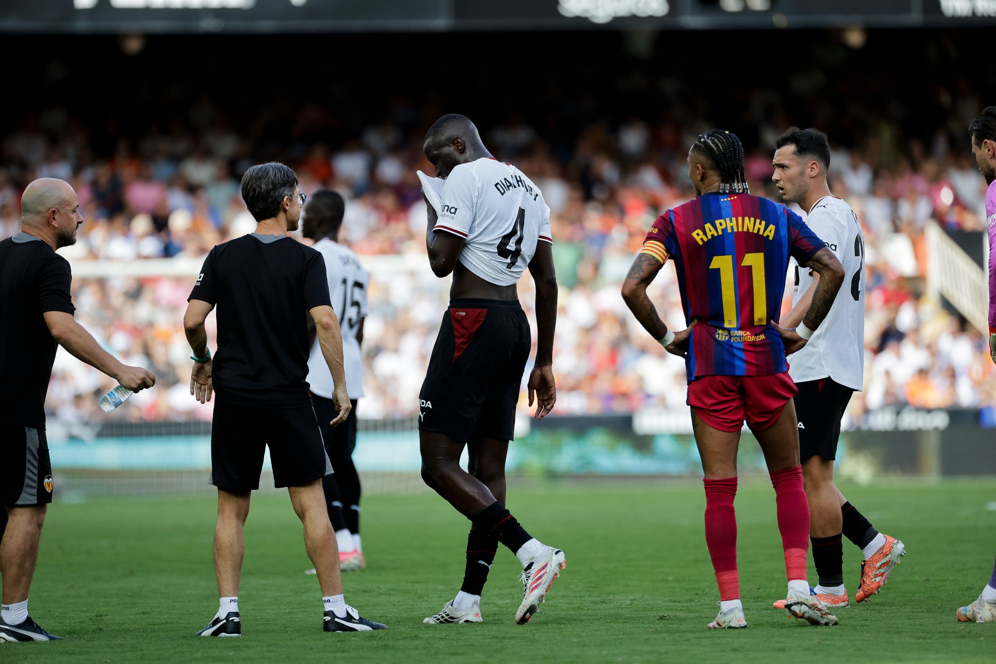 Diakhaby sale lesionado del partido contra el Barcelona.