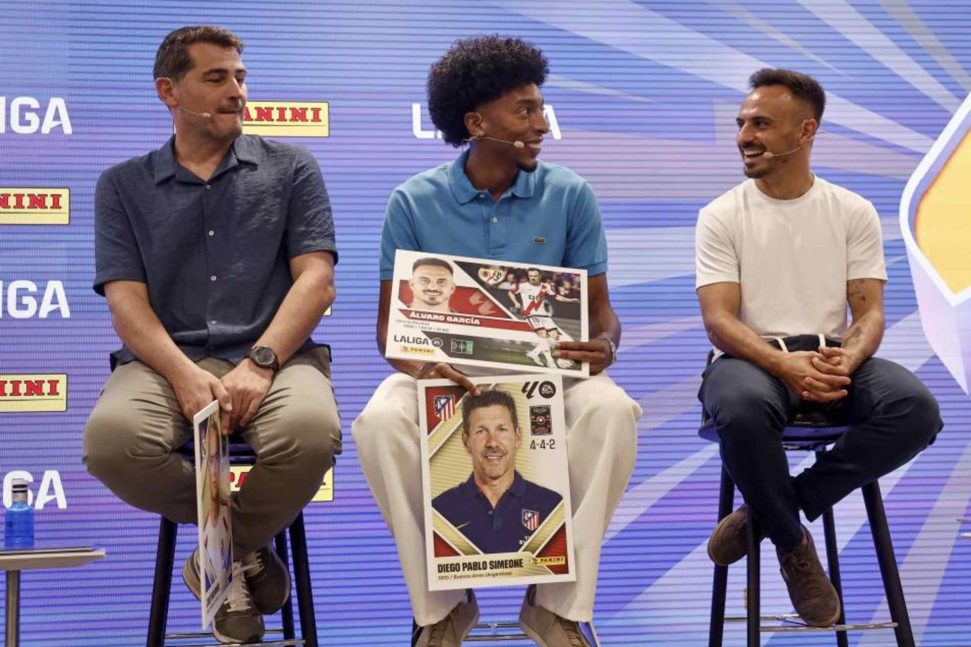 Mojica, junto a Casillas y Álvaro García en el acto de presentación del álbum de cromos de Panini. EFE