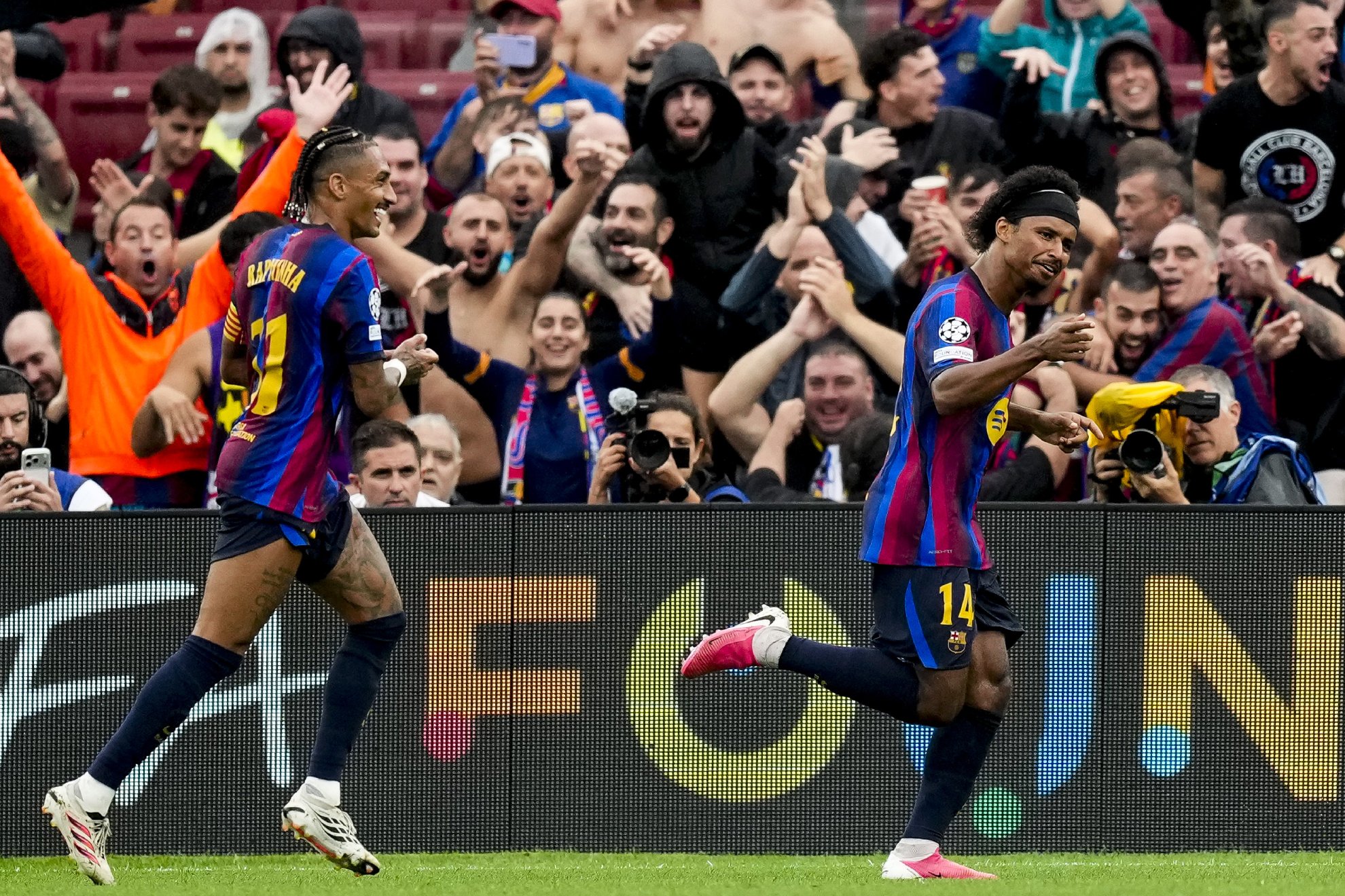 Raphinha y Adeyemi, goleadores ante el Feyenoord, celebran uno de sus goles.