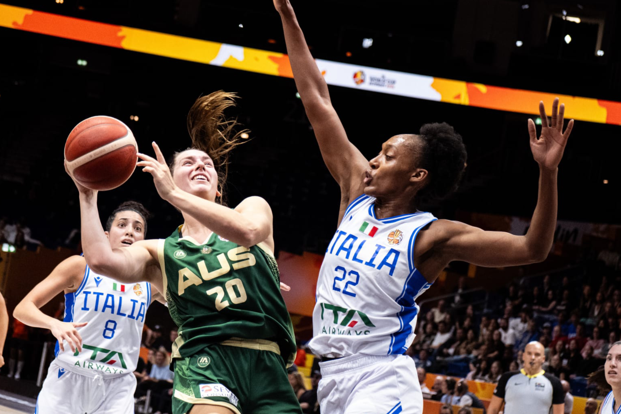 Isobel Borlase entra a canasta ante la oposición de Olbis Andre. FIBA PHOTO.