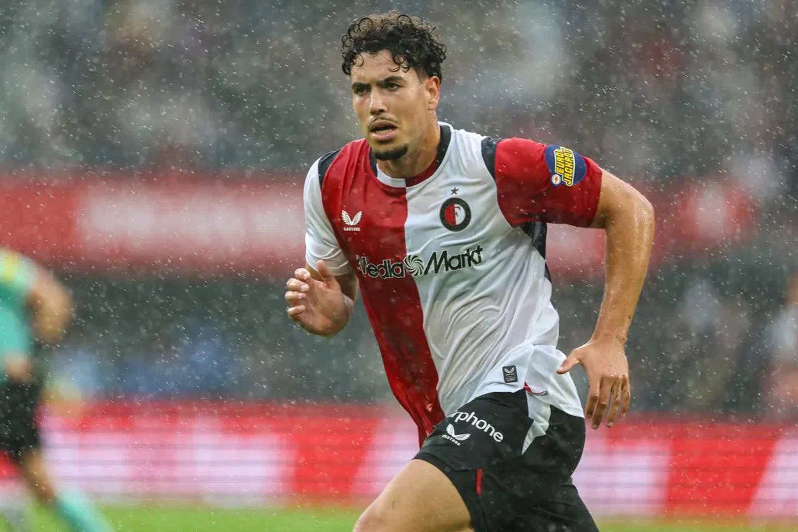 El delantero español del Feyenoord pasó por La Tribu antes del debut en Champions y dejó claro que el equipo neerlandés no se conforma con resistir ante el conjunto de Hansi Flick.