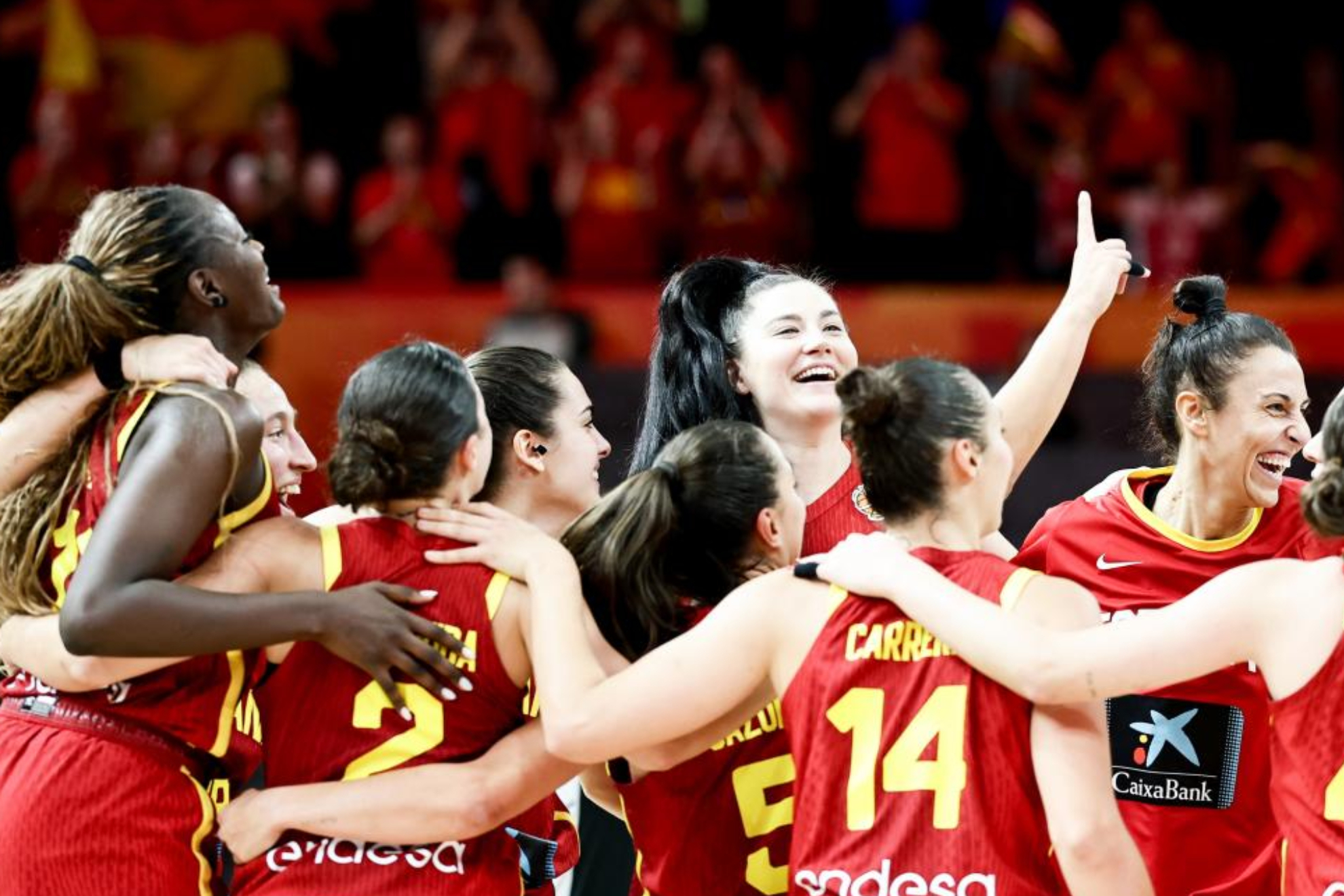 España celebra su victoria ante Japón y su clasificación para cuartos. EFE.