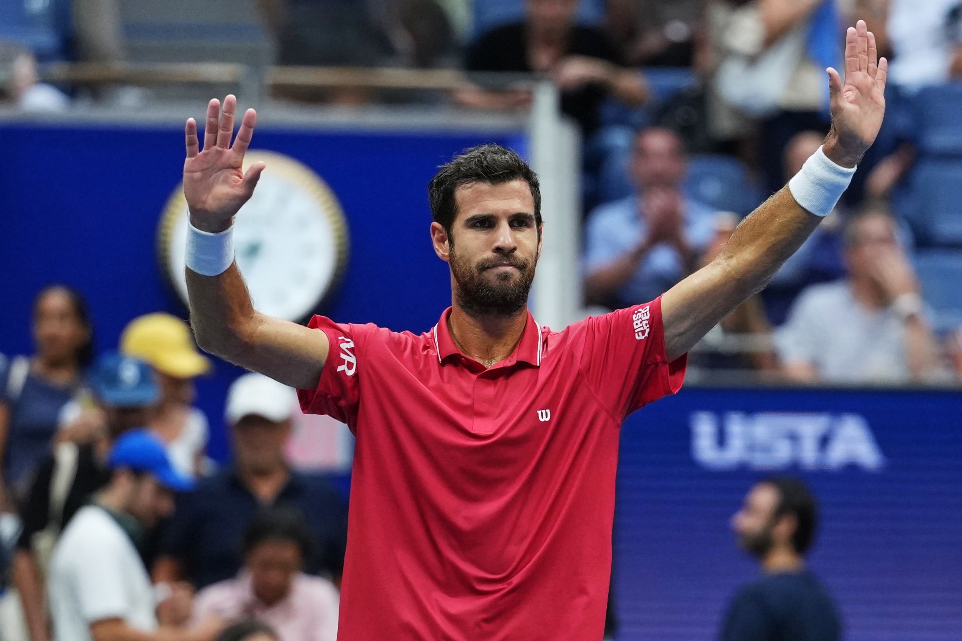 Khachanov saluda a la grada.