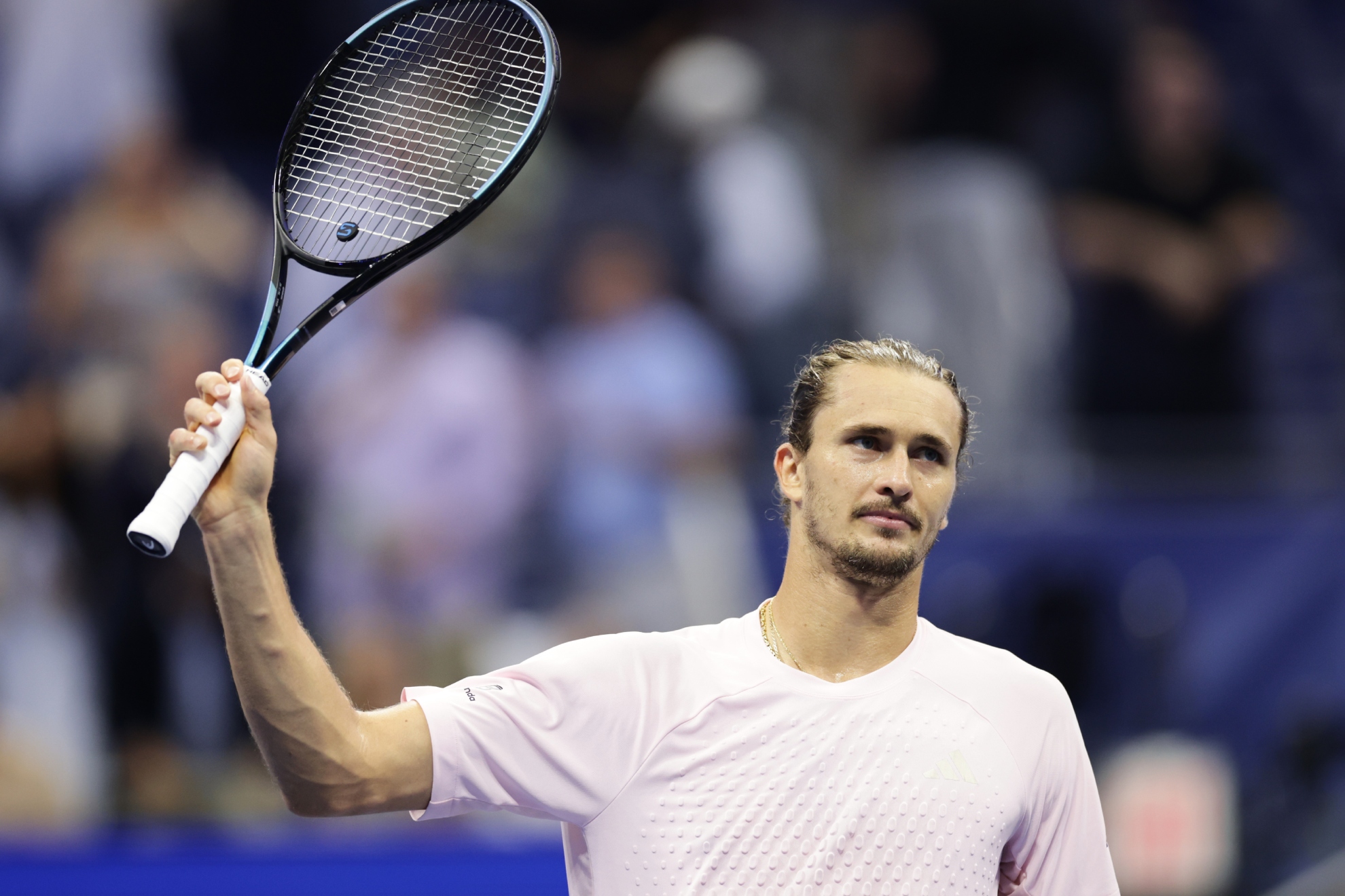 Zverev saluda a la grada.