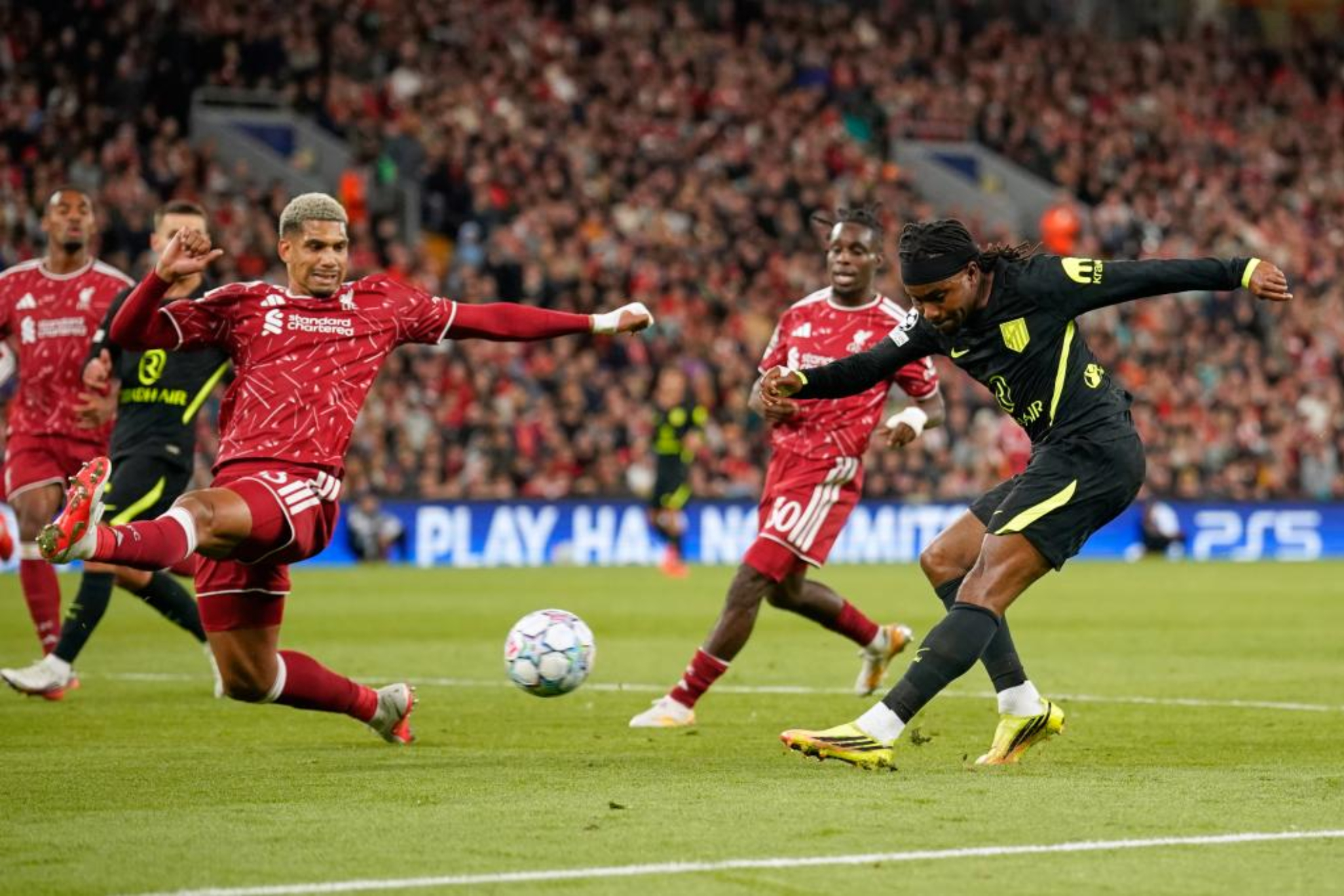 Araujo y Lookman, durante el encuentro de Champions. LAPRESSE