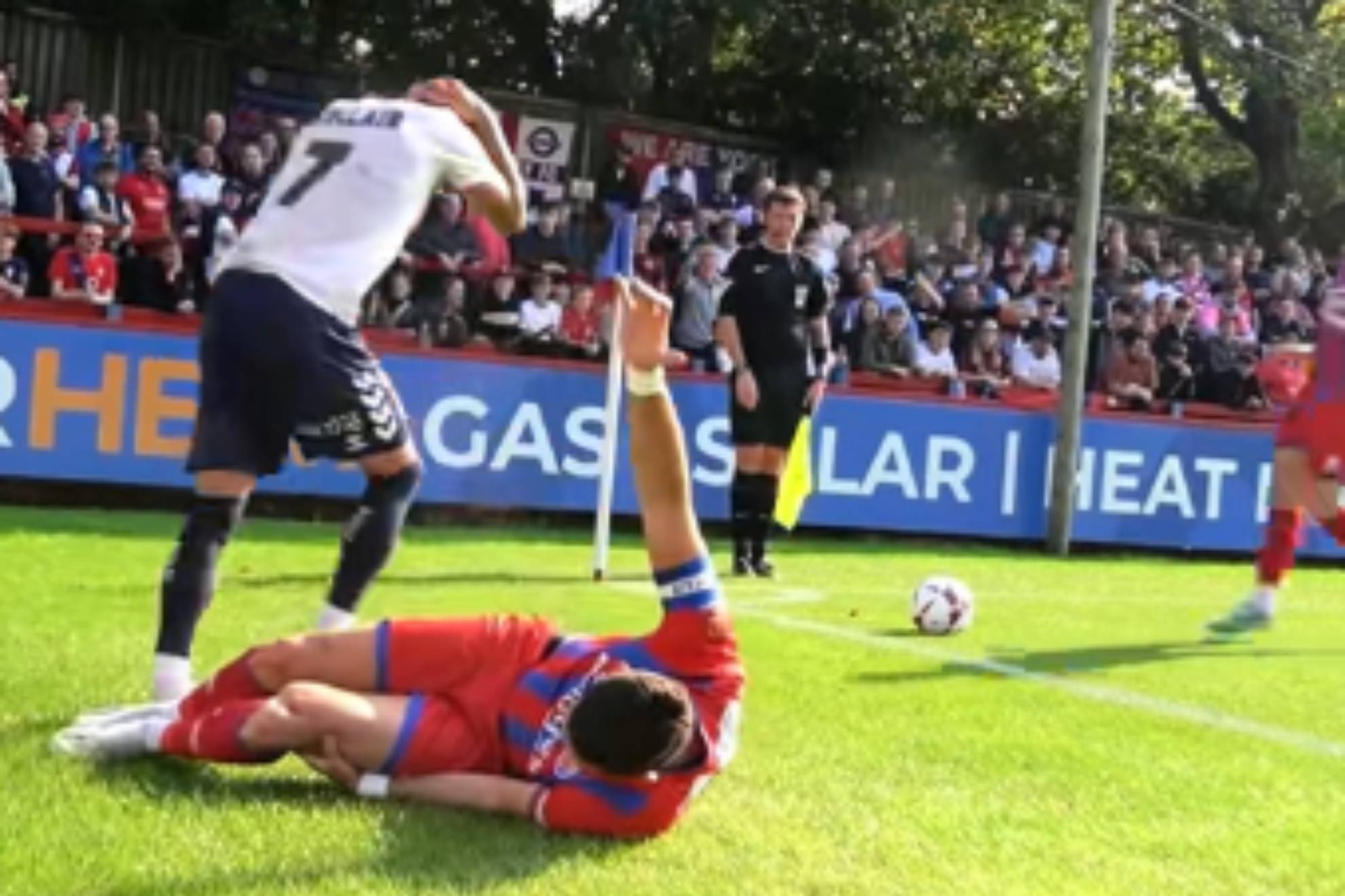 Milagro en el fútbol: vuelve a jugar 717 días después tras partirse la rodilla y jugarse una amputación TikTok