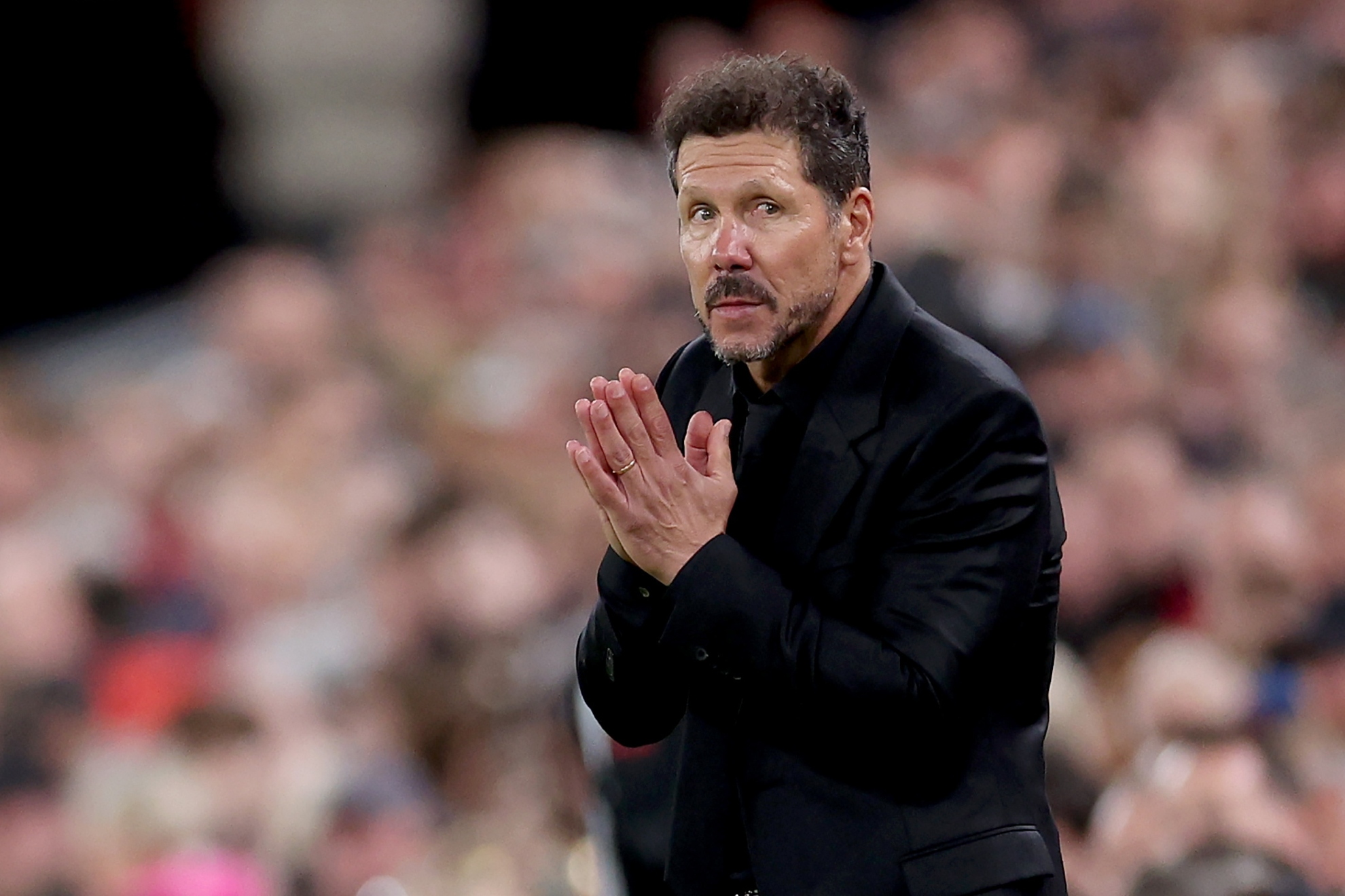 Simeone, durante el partido de Atlético en Anfield. EFE