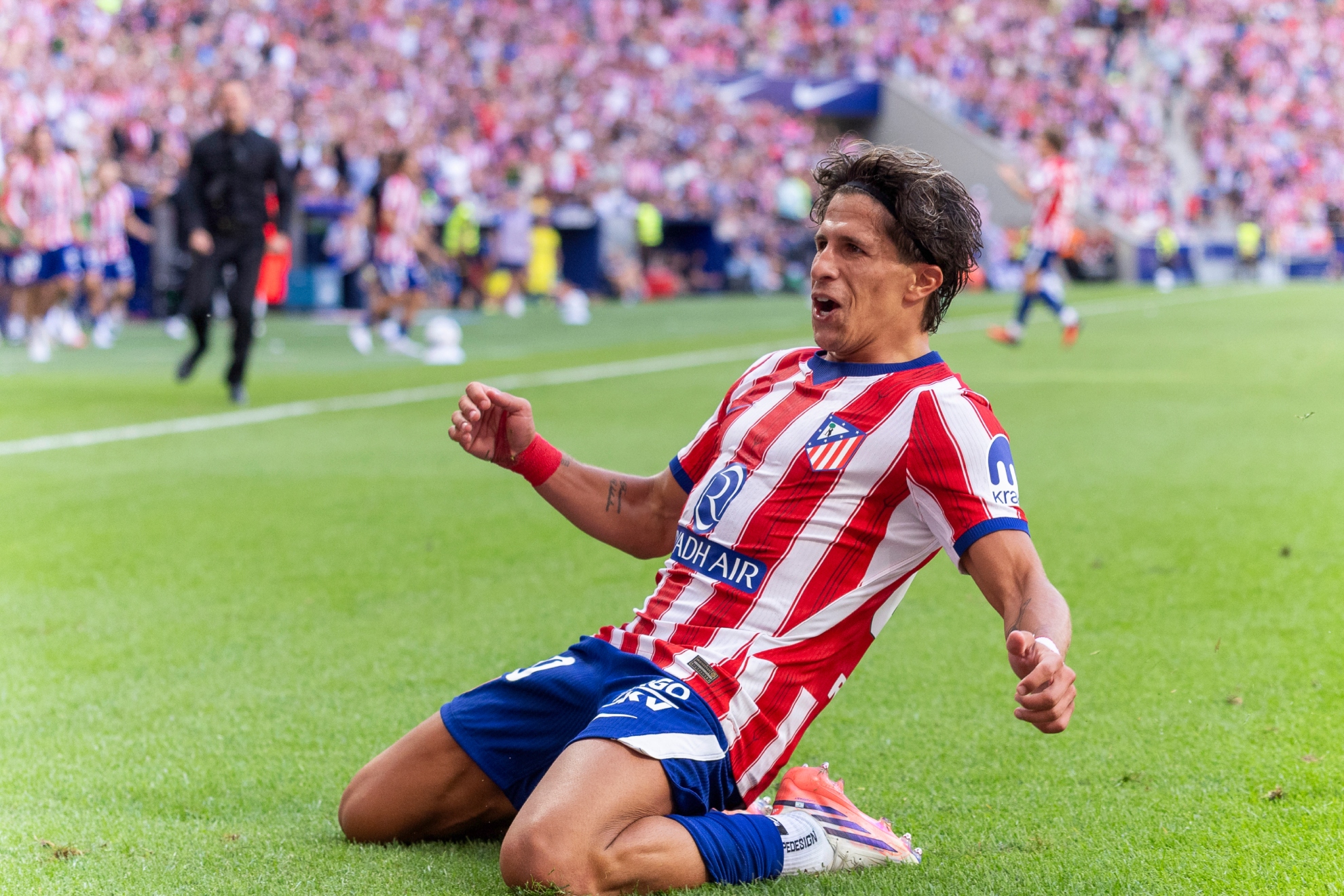 Giuliano celebrando su gol ante el Villarreal. APO CABALLERO
