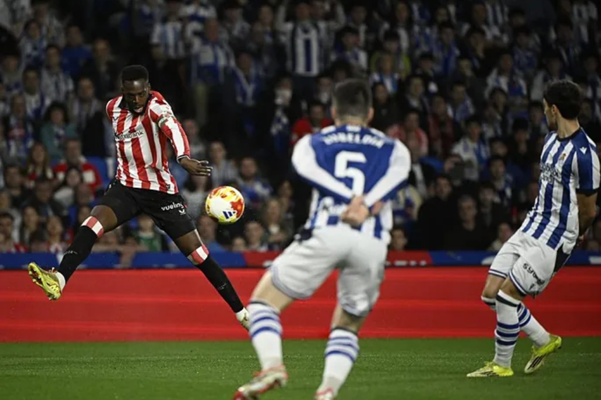 Iñaki Williams hace un centro ante Igor Zubeldia, en el último derbi en Anoeta. Josu Etxaniz MARCA